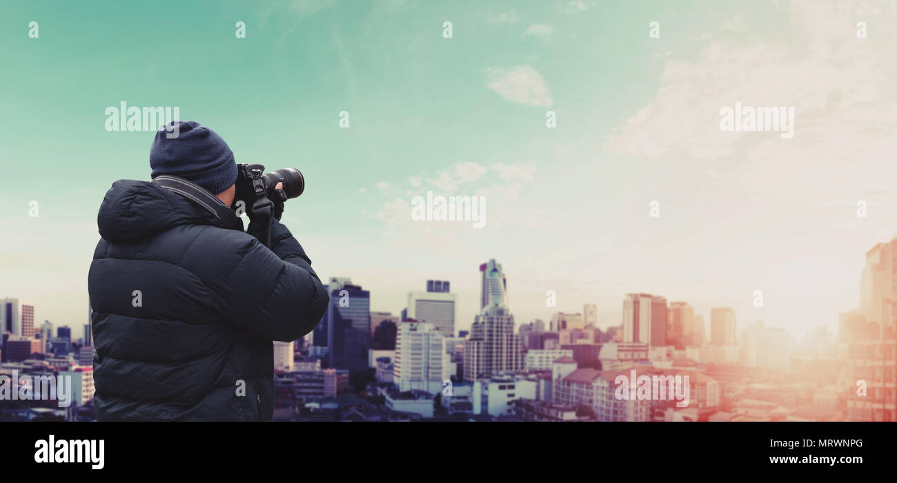 Un homme prenant la photographie sur la ville de Bangkok à sunrise, vintage tone Banque D'Images