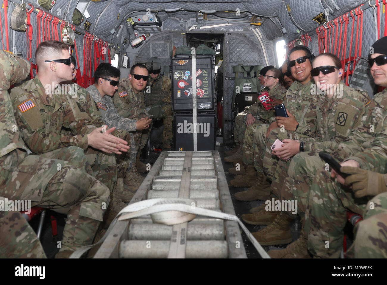 CAMP CASEY, Corée du Sud - Des soldats affectés au 210e Brigade d'artillerie prend pour le ciel pour célébrer le réengagement sélectif de la CPS. Kaitlyn Cothren, un canyon, Texas et autochtones un système de lance-roquettes multiple de l'équipage affectés à la Batterie B, 2e Bataillon, 18e Régiment d'artillerie, 210e Brigade d'artillerie, 2e Division d'infanterie/Corée du Sud et les États-Unis, la Division combinés à l'hélisurface-220 sur Camp Mobile, Corée du Sud, le 14 avril 2017. Cothren juré pour cinq années de service. Banque D'Images