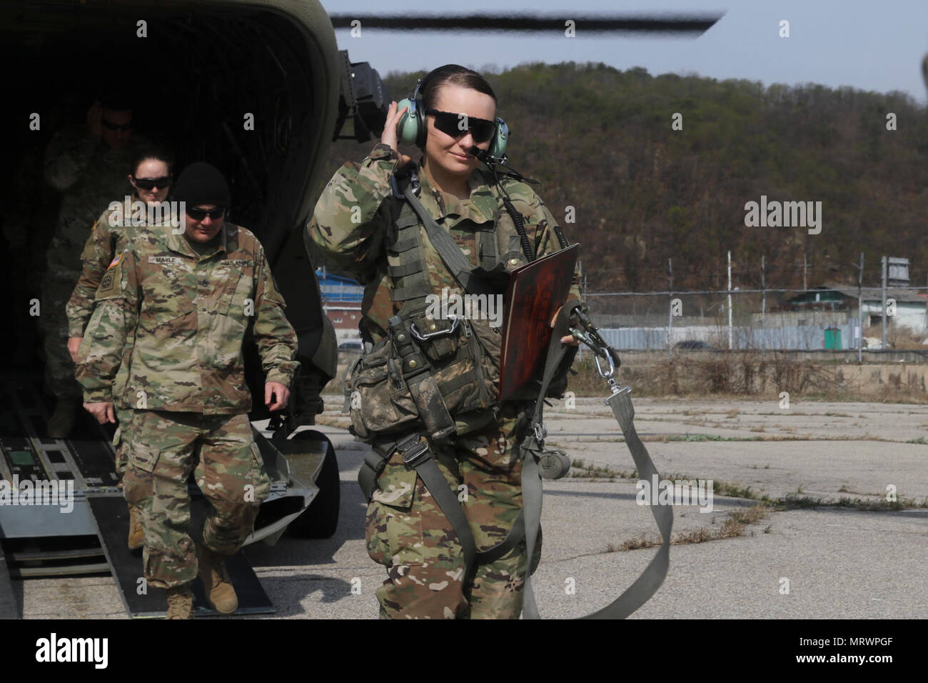 CAMP CASEY, Corée du Sud - SPC. Kaitlyn Cothren, un canyon, Texas et autochtones un système de lance-roquettes multiple de l'équipage affectés à la Batterie B, 2e Bataillon, 18e Régiment d'artillerie, 210e Brigade d'artillerie, 2e Division d'infanterie/Corée du Sud et les États-Unis, la Division combinés décolle le Boeing CH-47 Chinook après sa réinscription à l'hélisurface, cérémonie-220 sur Camp Mobile, Corée du Sud, le 14 avril 2017. Elle jurait pour cinq années de service au cours de la cérémonie. Banque D'Images