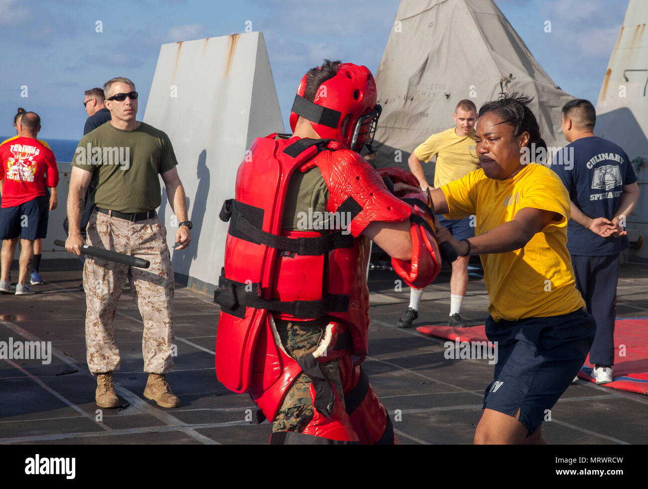 Kenisha mécanicien 2e classe Sheppard, affectés à l'USS Mesa Verde (LPD 19), tente de conserver son arme en combat contre une cible rouge attribué à Marine Compagnie de reconnaissance blindé léger, l'équipe d'atterrissage du bataillon, 3e bataillon du 6ème Marines, au cours d'une oléorésine de capsicum confiance en soi dans le cadre d'une classe de formation à bord du San Antonio-classe de transport amphibie Navire dock 7 juillet 2017. USS Mesa Verde, avec le 24e Marine Expeditionary Unit, est en cours dans le cadre de l'amphibie Bataan Groupe prêt à l'appui d'opérations de sécurité maritime et sécurité théâtre cooperat Banque D'Images