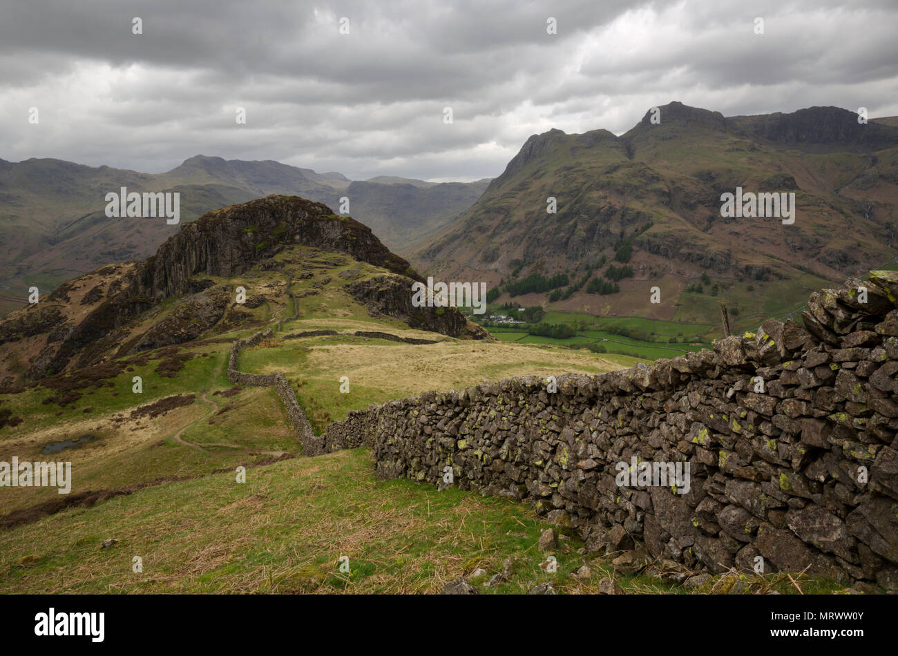 Matin Ciel couvert sur le côté donnant sur la vallée de Langdale Pike dans le Lake District en Cumbrie Banque D'Images