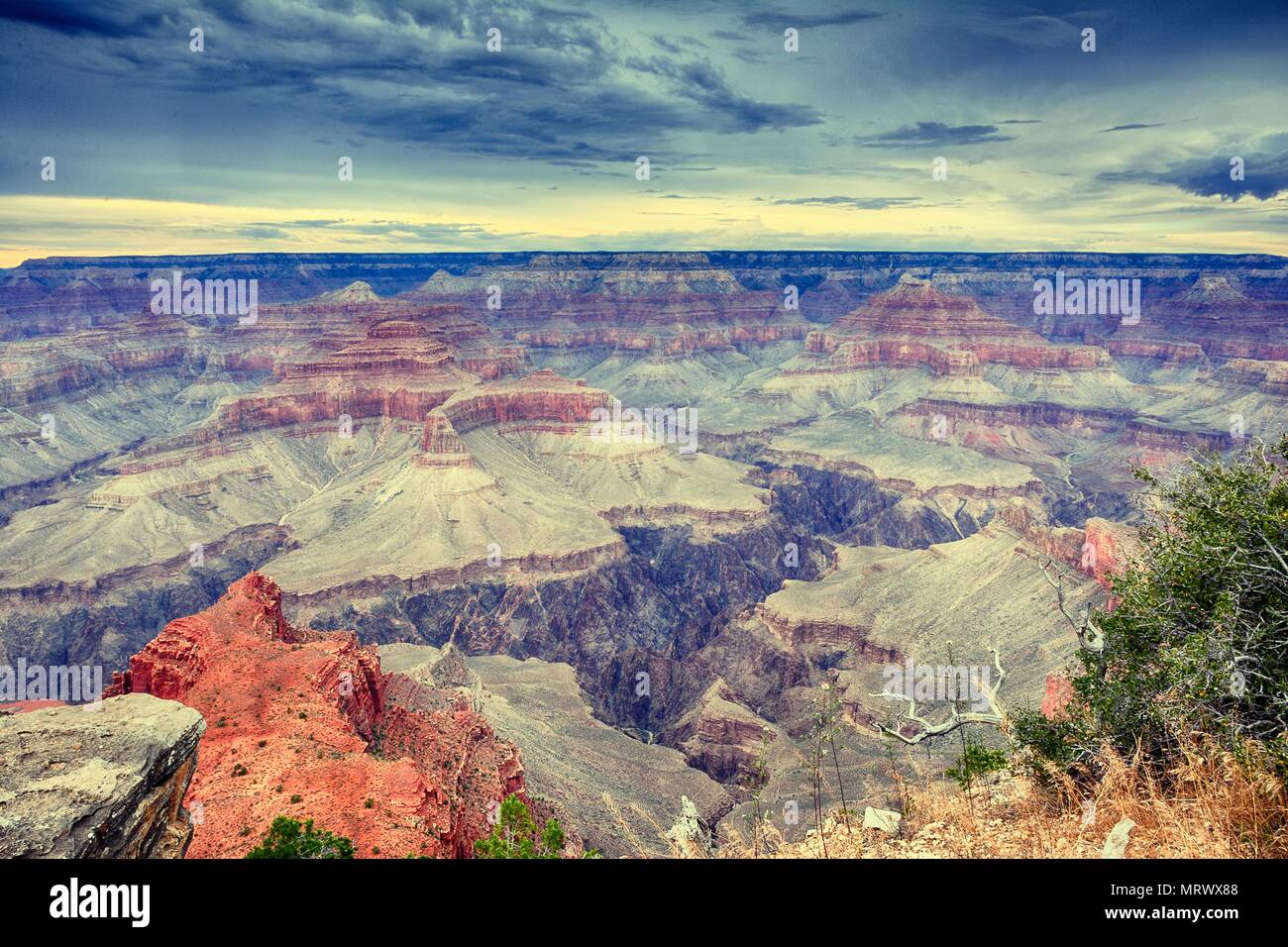 Grand Canyon South Rim avant le coucher du soleil, l'Arizona, aux Etats-Unis. Banque D'Images