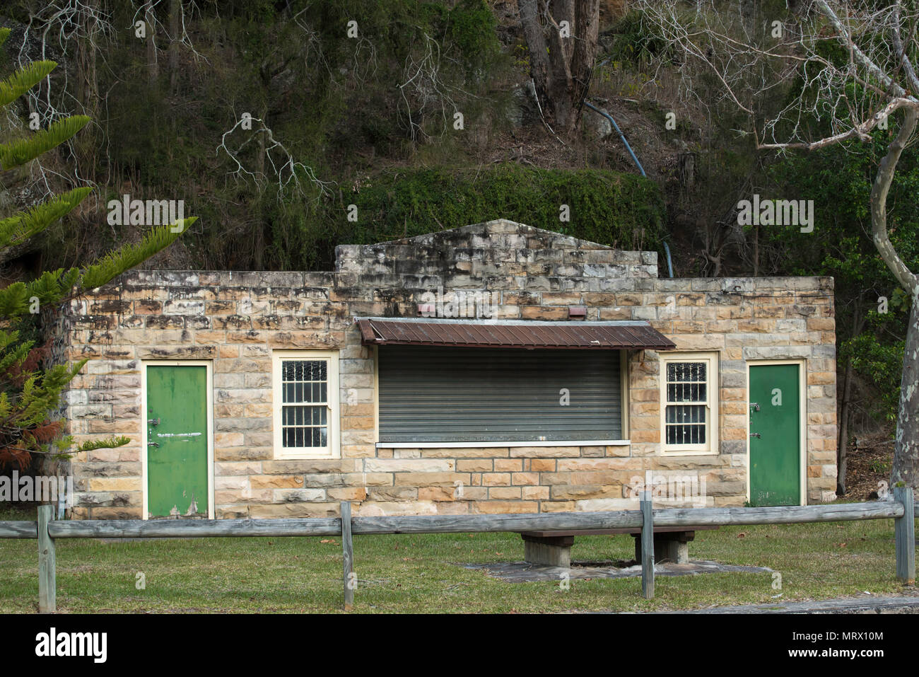 L'ancien (fermé) Bobbin Head Kiosk in Ku-Ring-gai Chase National Park construite en 1930 ainsi que d'autres édifices à proximité de grès de Sydney. Banque D'Images