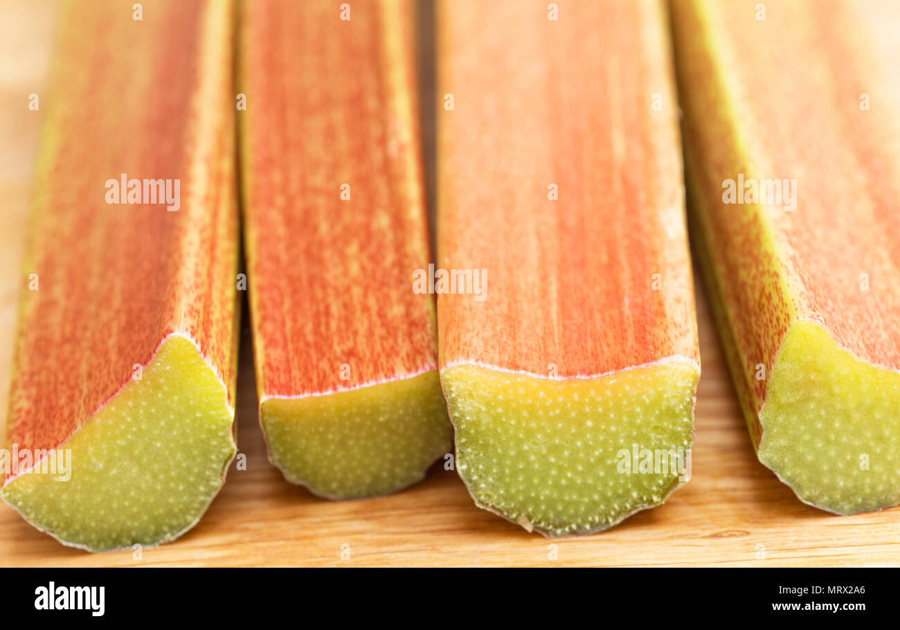 Rhubarbe fraîche Banque D'Images