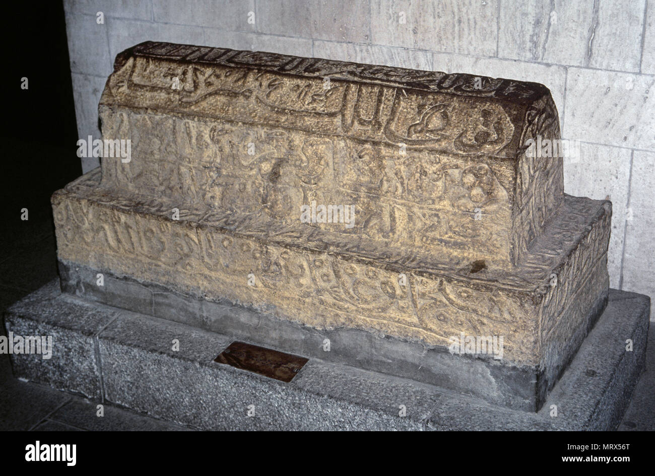 En outre, Avicenne Abu Ali Sina (Afshana, Ouzbékistan c.980-Hamadan, 1037). Persian polymathe. Sarcophage. Mausolée d'Avicenne et musée, Hamadan, République islamique d'Iran. Banque D'Images