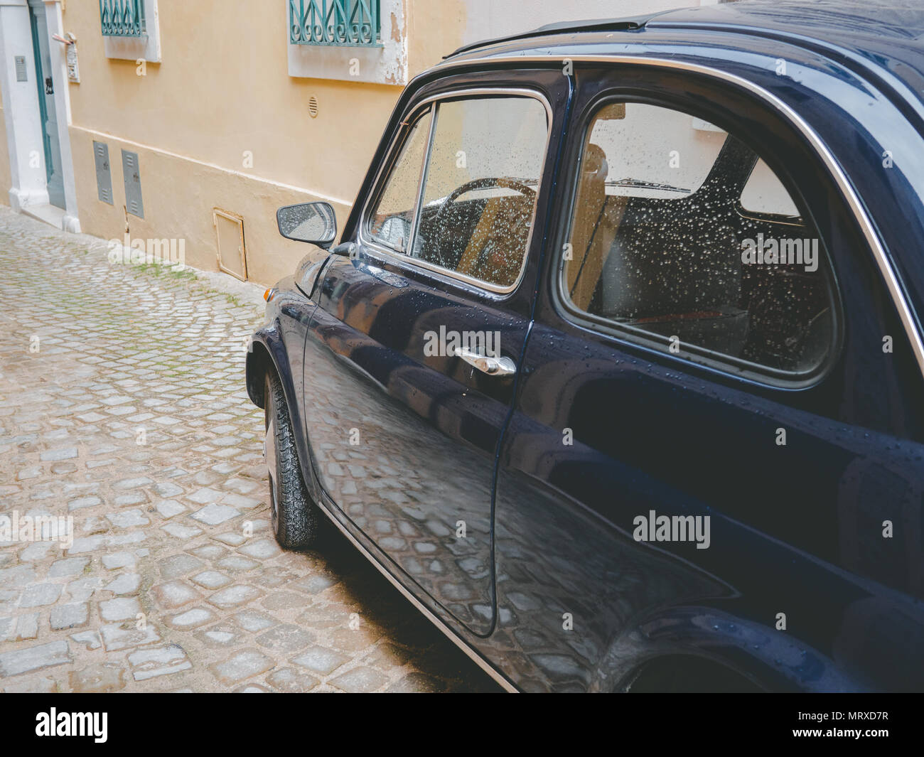 Un vieux italien bleu 500 voiture est garée sur une rue typique italien Banque D'Images