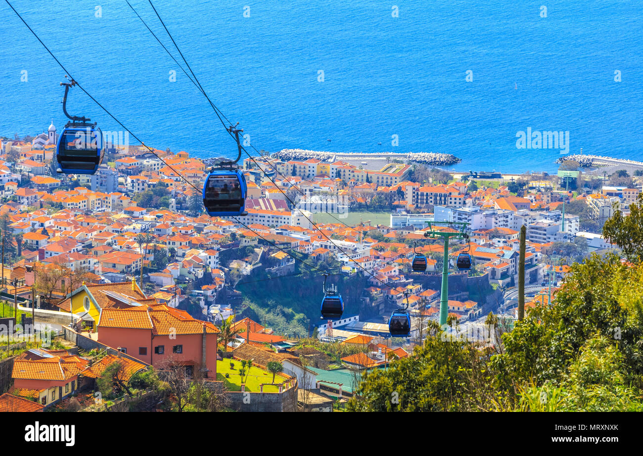 Téléphérique transportant les touristes traditionnels au-dessus de la ville de Funchal de l'île de Madère, Portugal Banque D'Images