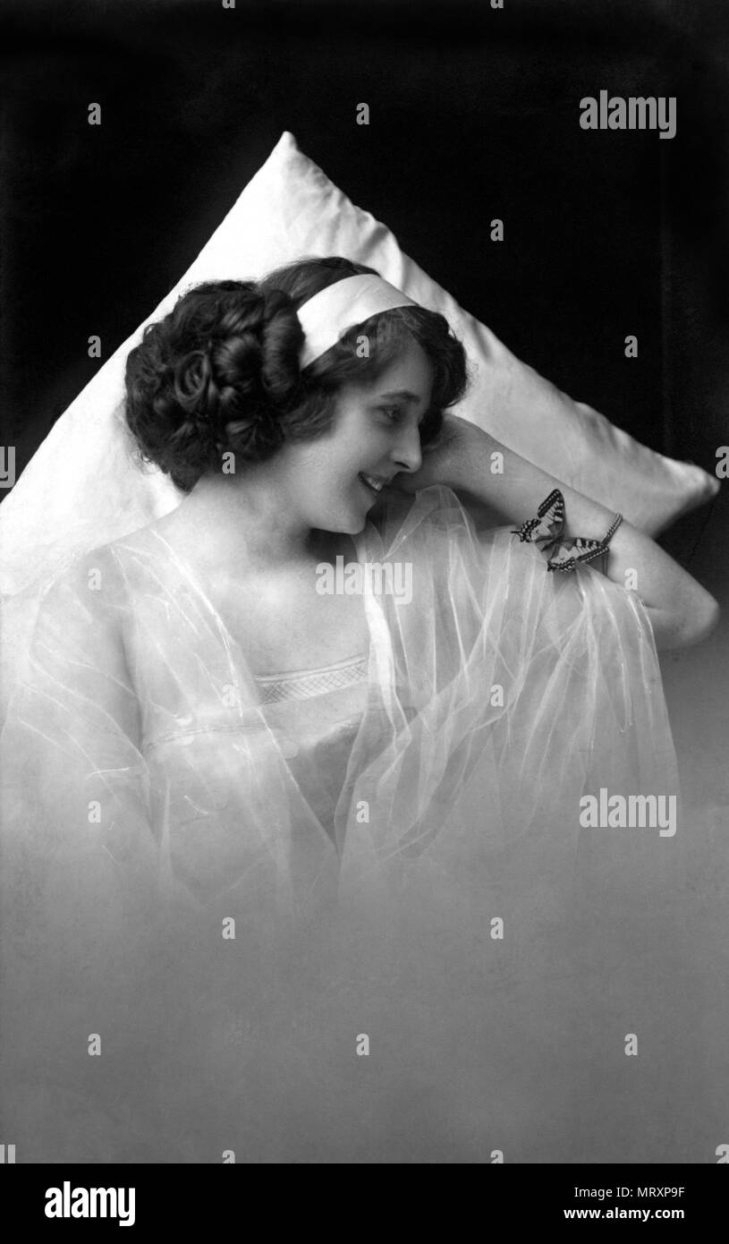 La mode, femme dans un déshabillé avec papillon, 1910, Allemagne Banque D'Images