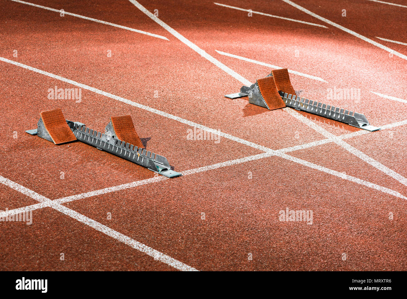 Starrting cindertrack de blocs au stade de l'athlétisme Banque D'Images