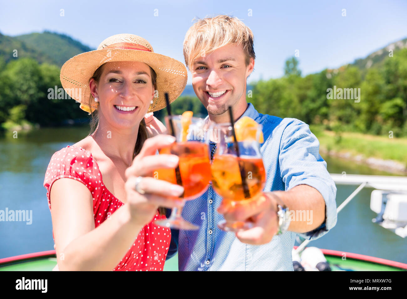 Couple in love sur river cruise boire cocktails en été Banque D'Images