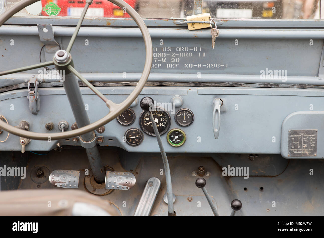 Jeep intérieur, volant et tableau de bord de voiture, instruments vintage intérieur Jeep militaire scène. Banque D'Images