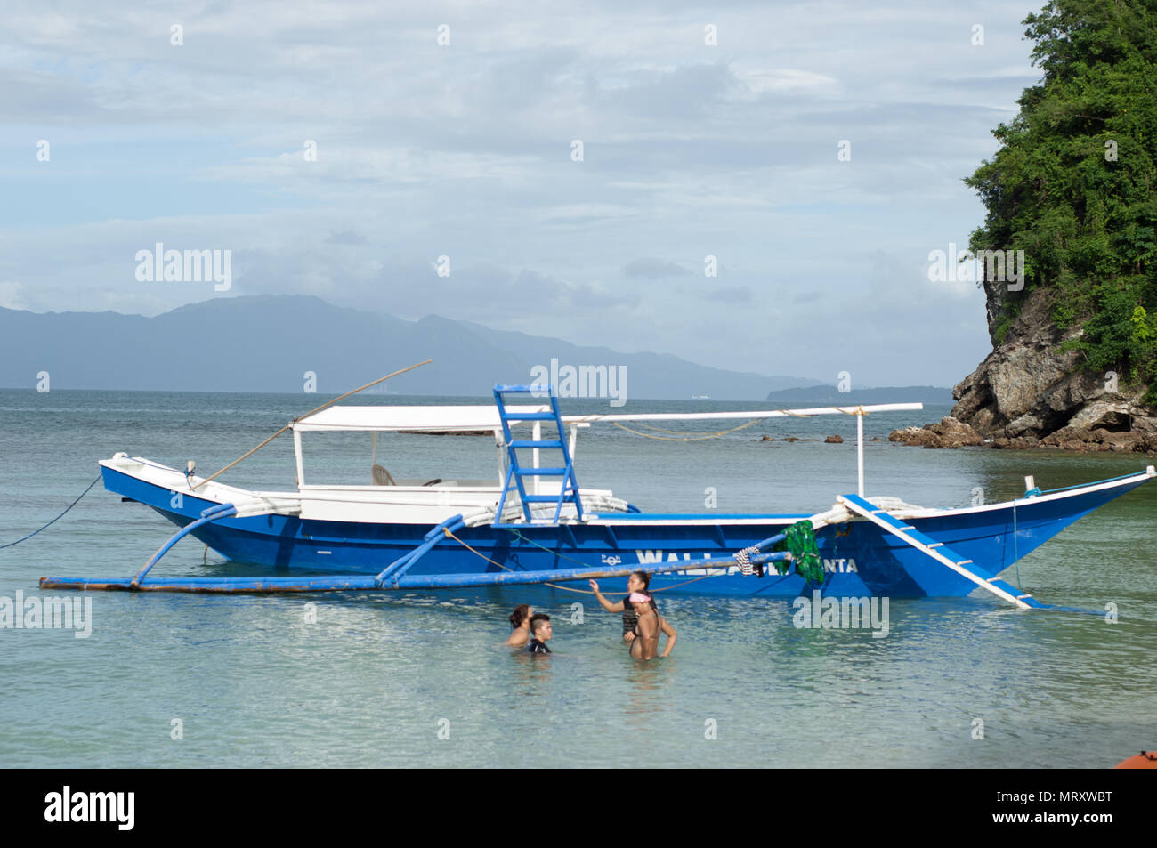 Les baigneurs avec bangka, Mindoro Banque D'Images