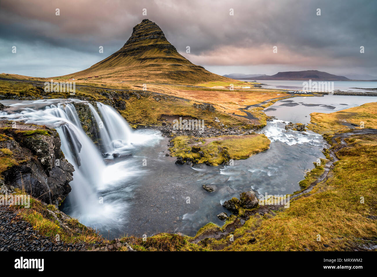 Grundafjordur, Péninsule de Snæfellsnes, dans l'ouest de l'Islande, Islande. Kirkjufell mountain et chute d'Kirkjufellfoss Banque D'Images