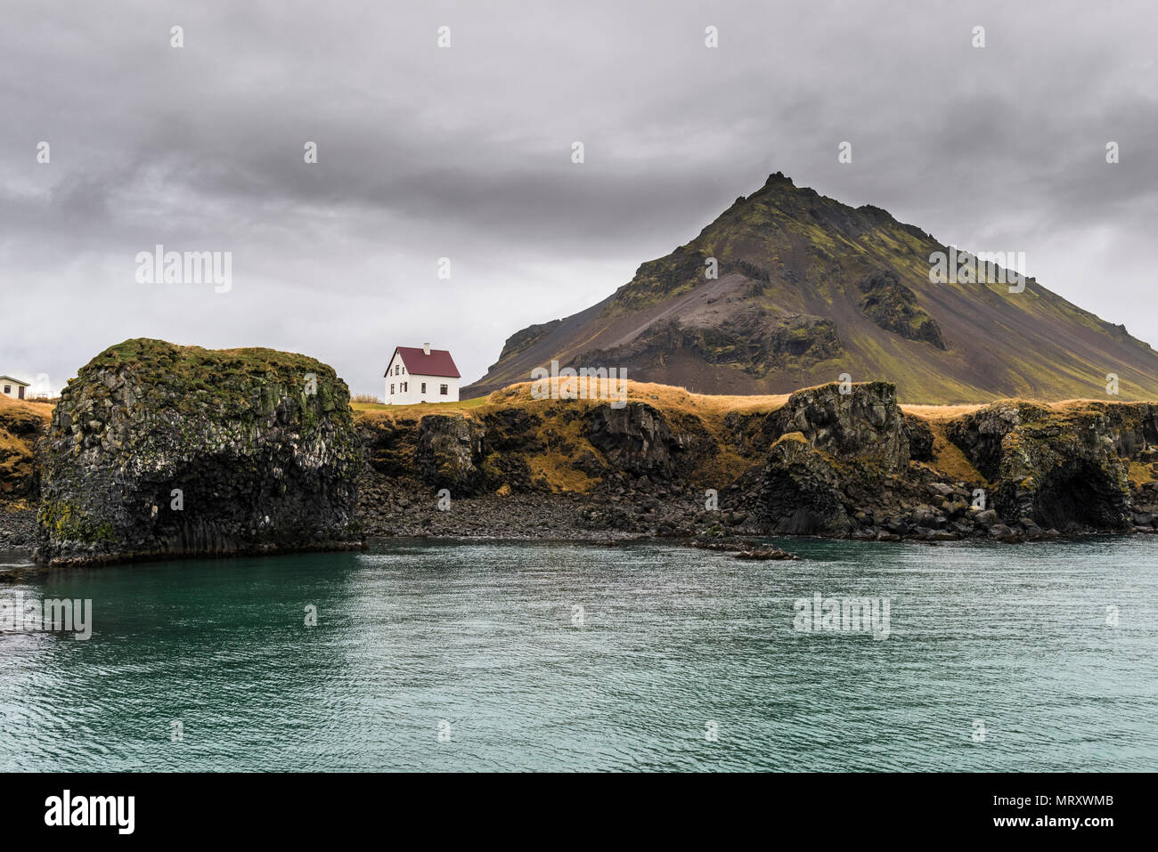 Arnarstapi, Péninsule de Snæfellsnes, dans l'ouest de l'Islande, Islande. Maison solitaire sur la côte Banque D'Images