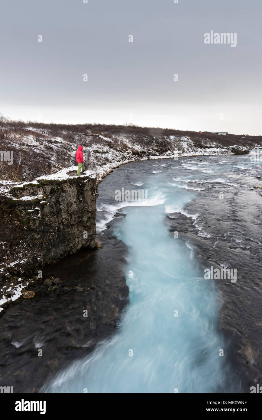 Bruarfoss Brekkuskógur, cascade, de l'Islande. Un homme admire le paysage Banque D'Images