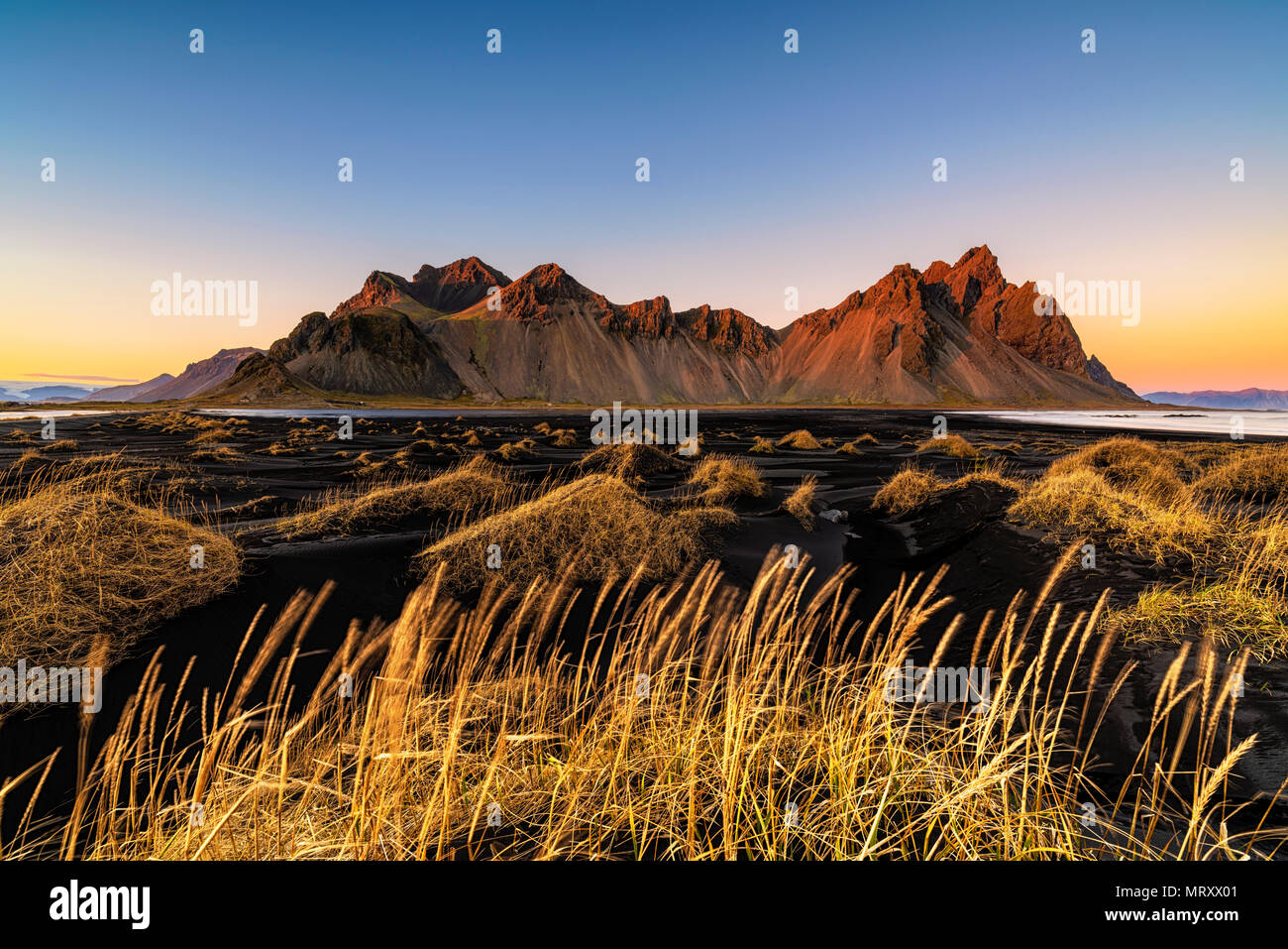 Stokksnes, Hofn, Islande, Islande de l'Est. La montagne noire et le Vestrahorn dunes de sable au coucher du soleil. Banque D'Images