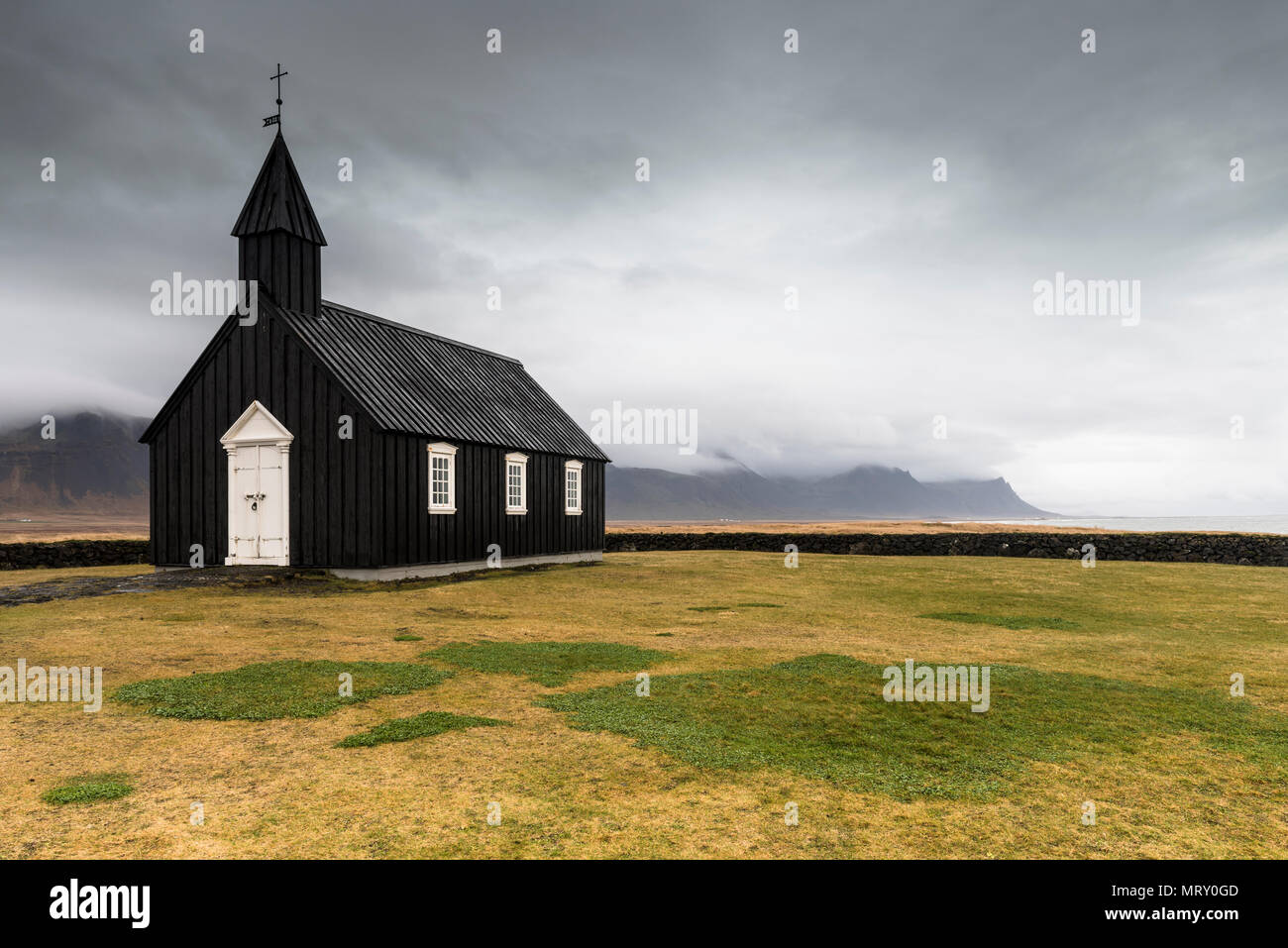 Budir, Péninsule de Snæfellsnes, dans l'ouest de l'Islande, Islande. L'église noire de budir Banque D'Images