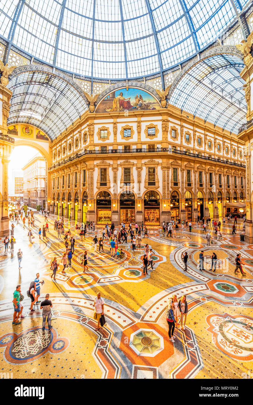 Galleria Vittorio Emanuele II, Milan, Lombardie, Italie. Les touristes en marche le plus ancien centre commercial. Banque D'Images