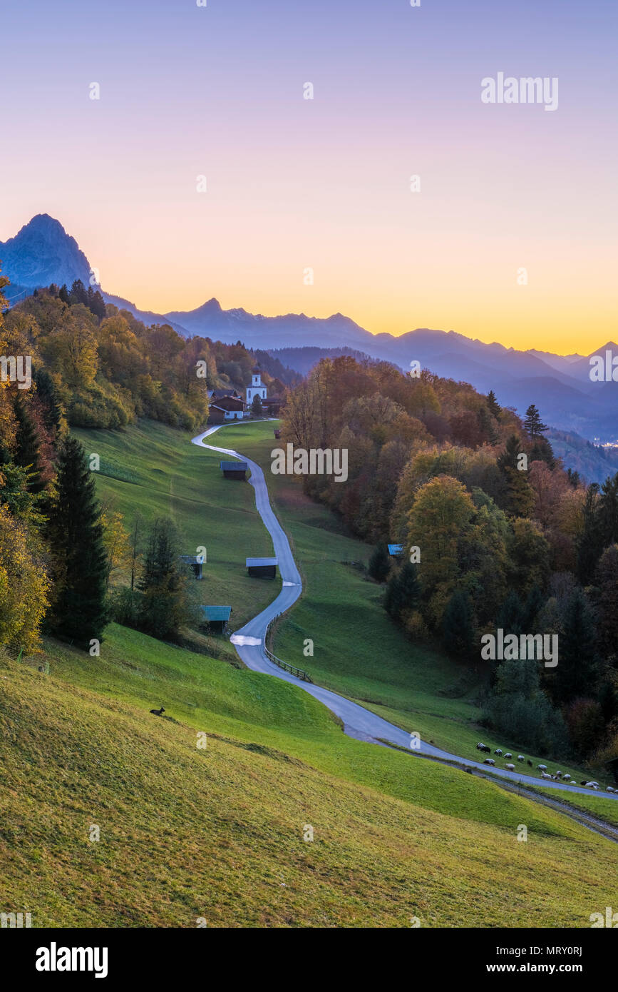 Wamberg, Garmisch Partenkirchen, Bavière, Allemagne, Europe. Wamberg village au crépuscule. Garmisch Partenkirchen et Zugspitze en arrière-plan Banque D'Images
