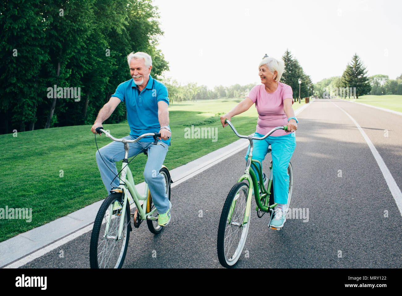 Caucasian couple riding bicycle Banque D'Images