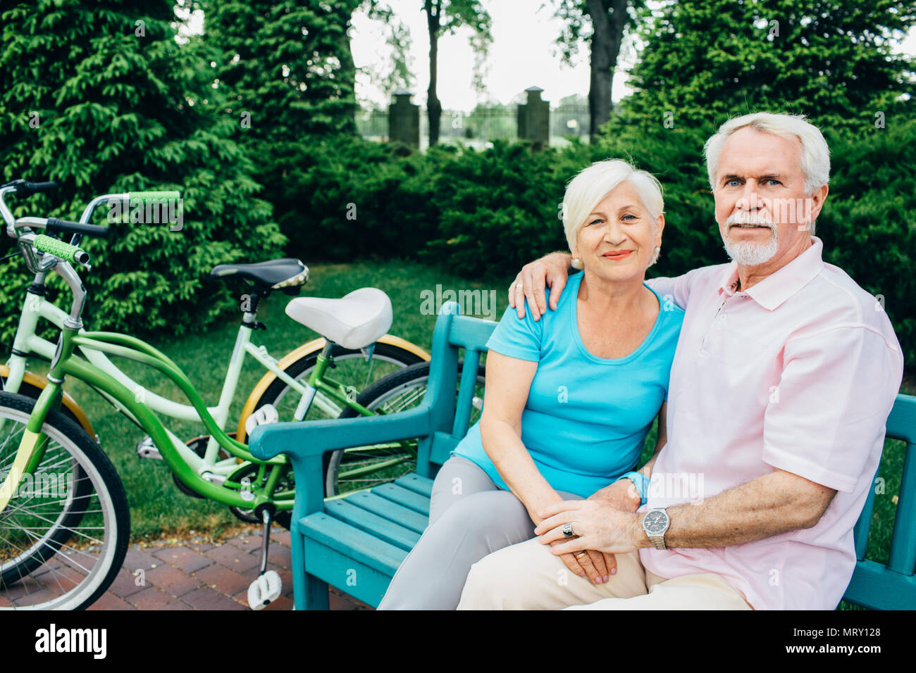 Portrait d'un couple de personnes âgées assis dans un parc de la ville Banque D'Images