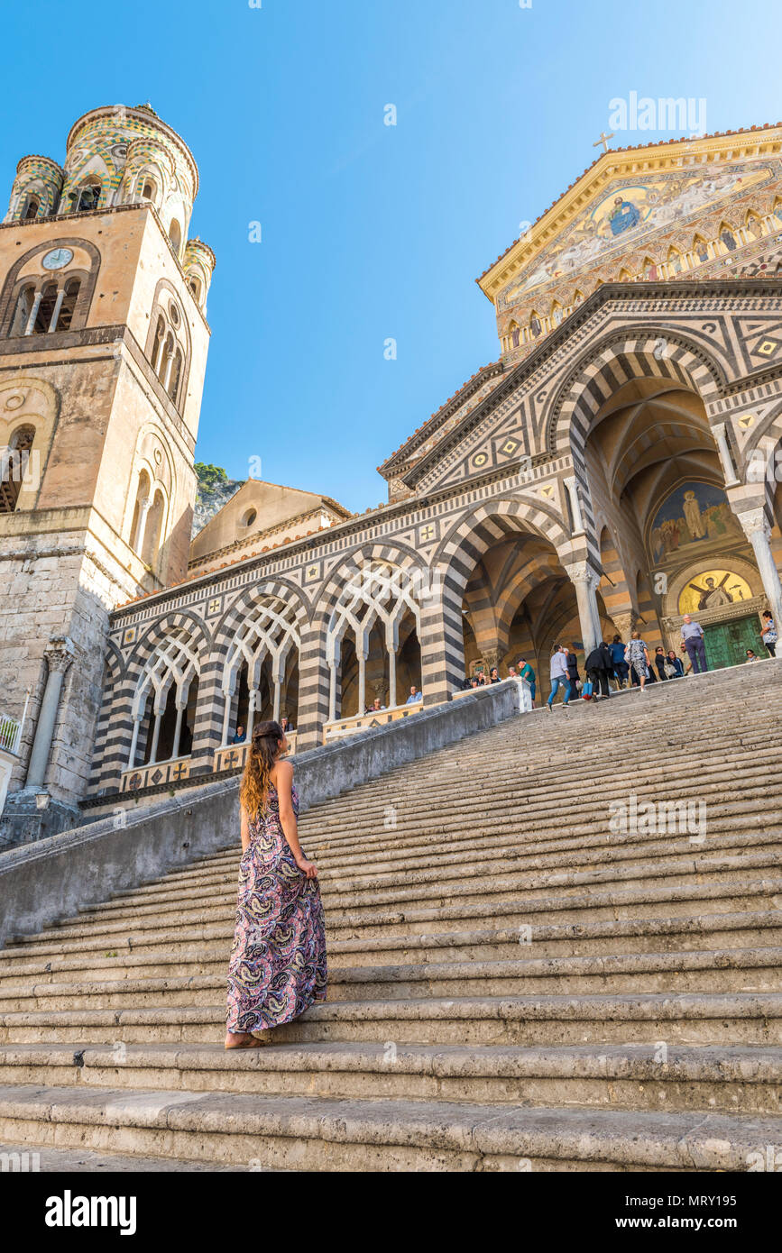 Amalfi, côte amalfitaine, Salerne, Campanie, Italie. Une jeune femme monte les escaliers de la cathédrale d'Amalfi Banque D'Images