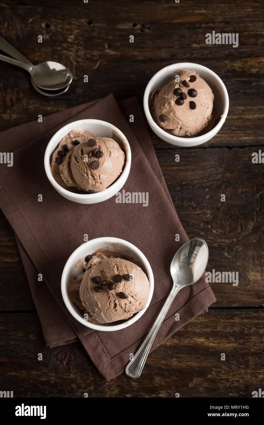 Glace au chocolat sur fond de bois, copie de l'espace. Des céto vegan glace chocolat aux pépites de chocolat - dessert d'été en bonne santé. Banque D'Images