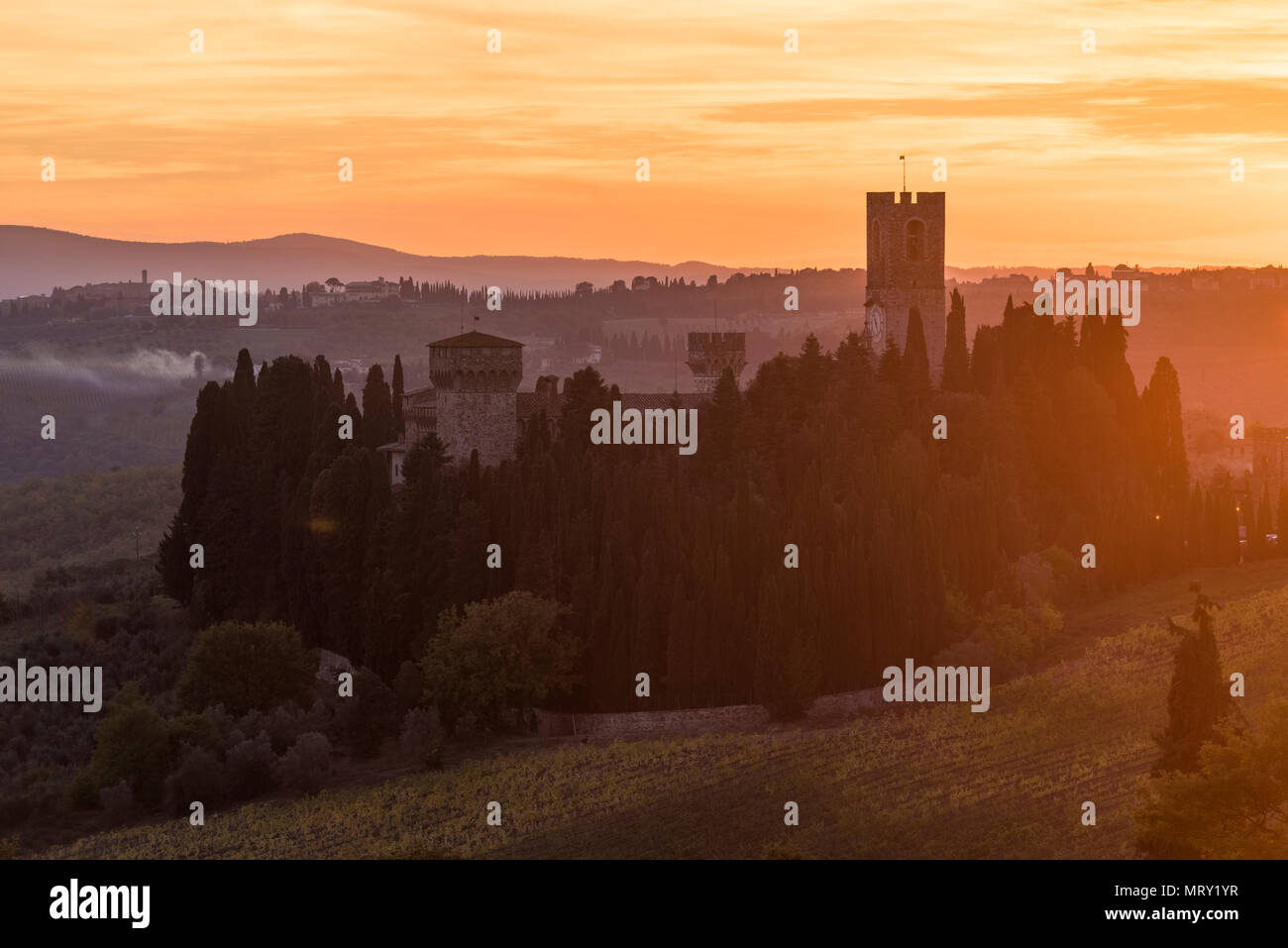Badia a Passignano au coucher du soleil. Tavernelle Val di Pesa, province de Florence, Toscane, Italie Banque D'Images
