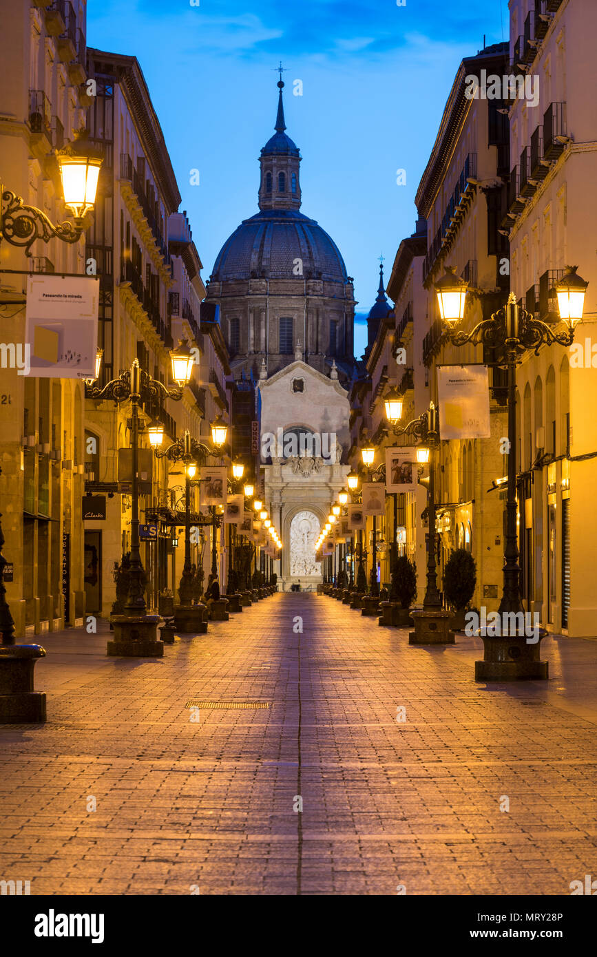 Calle Alfonso et la cathédrale de Notre-Dame du Pilier au crépuscule. Zaragoza, Aragon, Espagne, Europe Banque D'Images