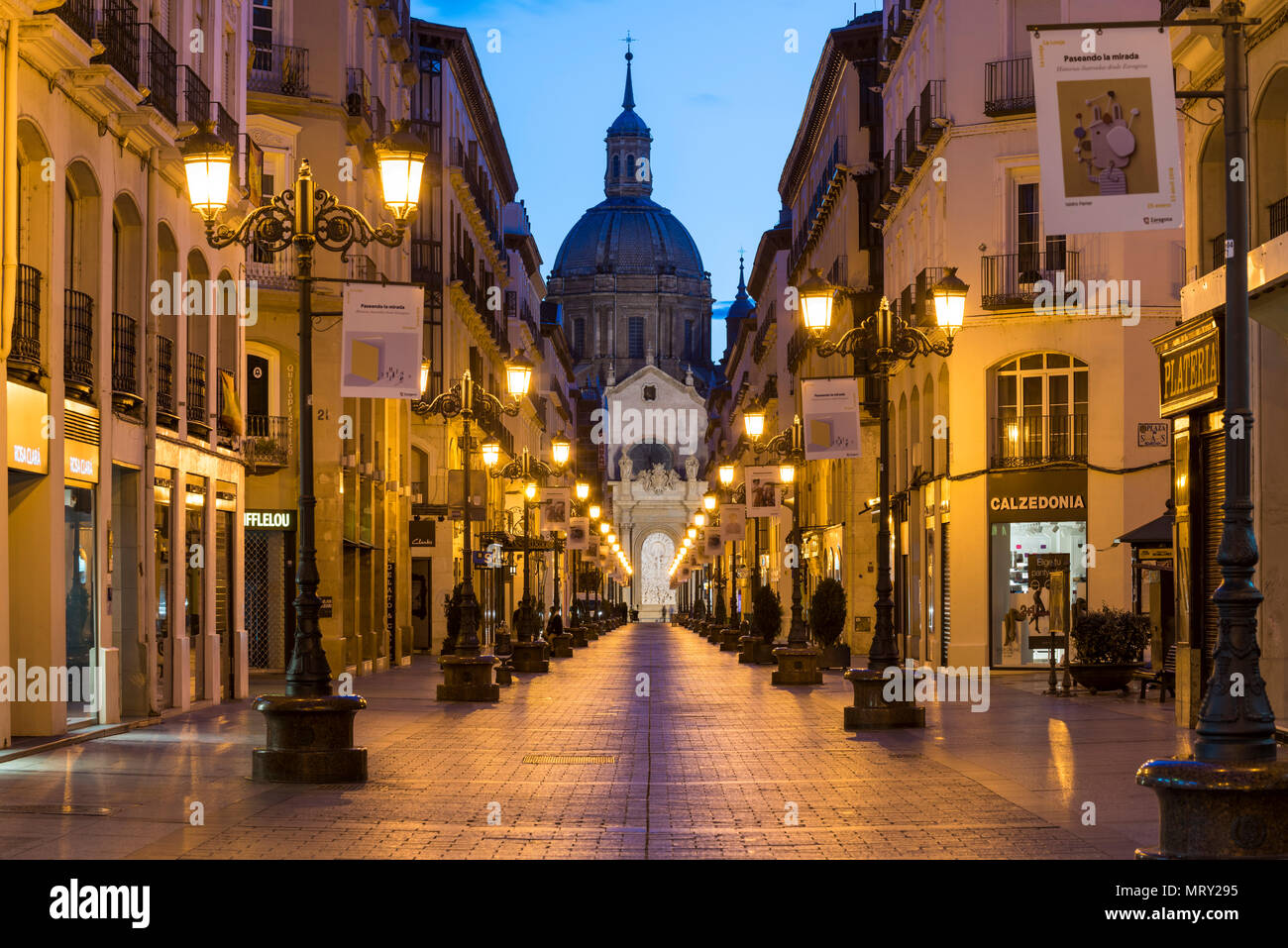 Calle Alfonso et la cathédrale de Notre-Dame du Pilier au crépuscule. Zaragoza, Aragon, Espagne, Europe Banque D'Images