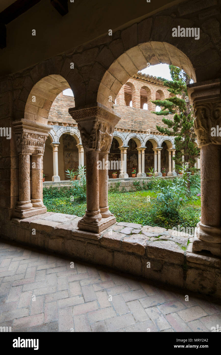 Le cloître de la Collégiale de Santa Maria la Mayor. La fresneda, Huesca, Aragon, Espagne, Europe Banque D'Images