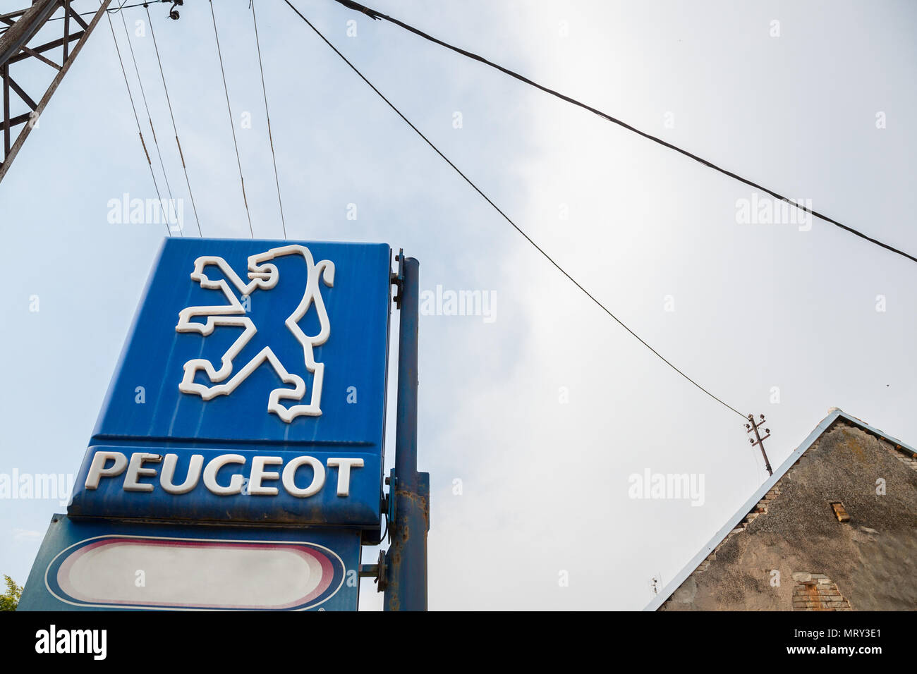 PANCEVO, SERBIE - le 19 mai 2018 : Peugeot logo sur un vieux signe d'un concessionnaire de la marque, avec son lion. Peugeot, partie de groupe PSA, je Banque D'Images