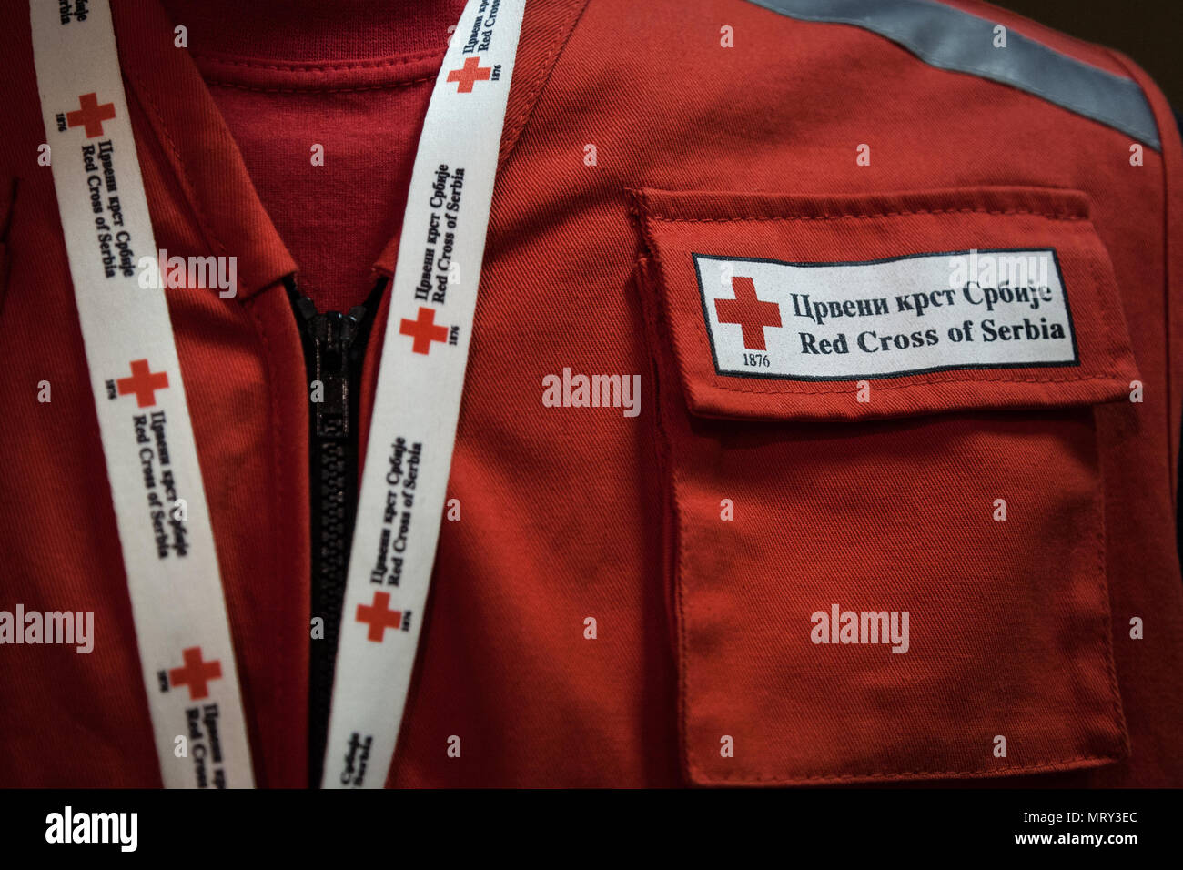 BELGRADE, SERBIE - le 19 mai 2018 : Détail de la Croix-Rouge de Serbie (Crveni Krst uniforme Srbije) avec son logo. Il s'agit d'une organisati humanitaire Banque D'Images