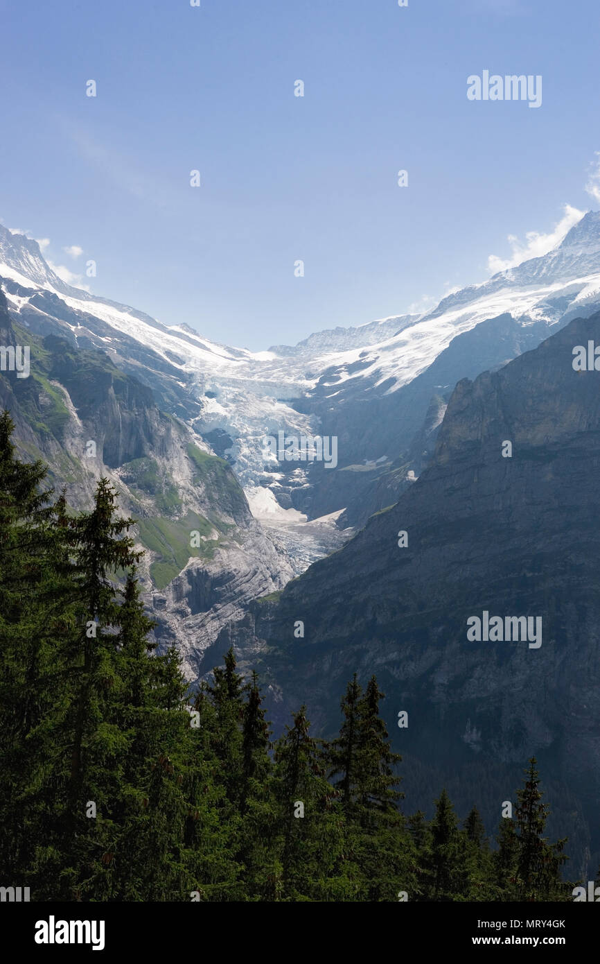 La vallée de l'Oberer Grindelwaldgletscher prises à partir de la Première télécabine à travers le Lüschental, Oberland Bernois, Suisse Banque D'Images