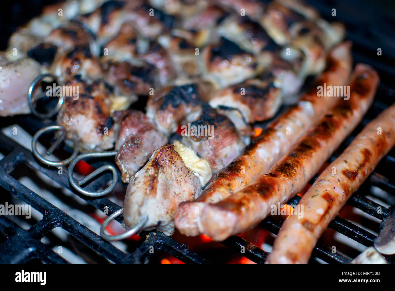 Brochettes barbecue Brochettes de viande sur flaming grill Banque D'Images
