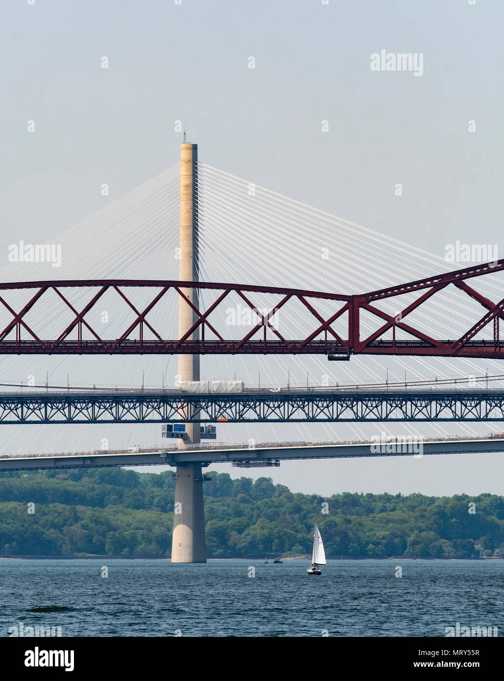 Vue des trois ponts traversant l'estuaire de la Forth à South Queensferry , Ecosse, Royaume-Uni Banque D'Images