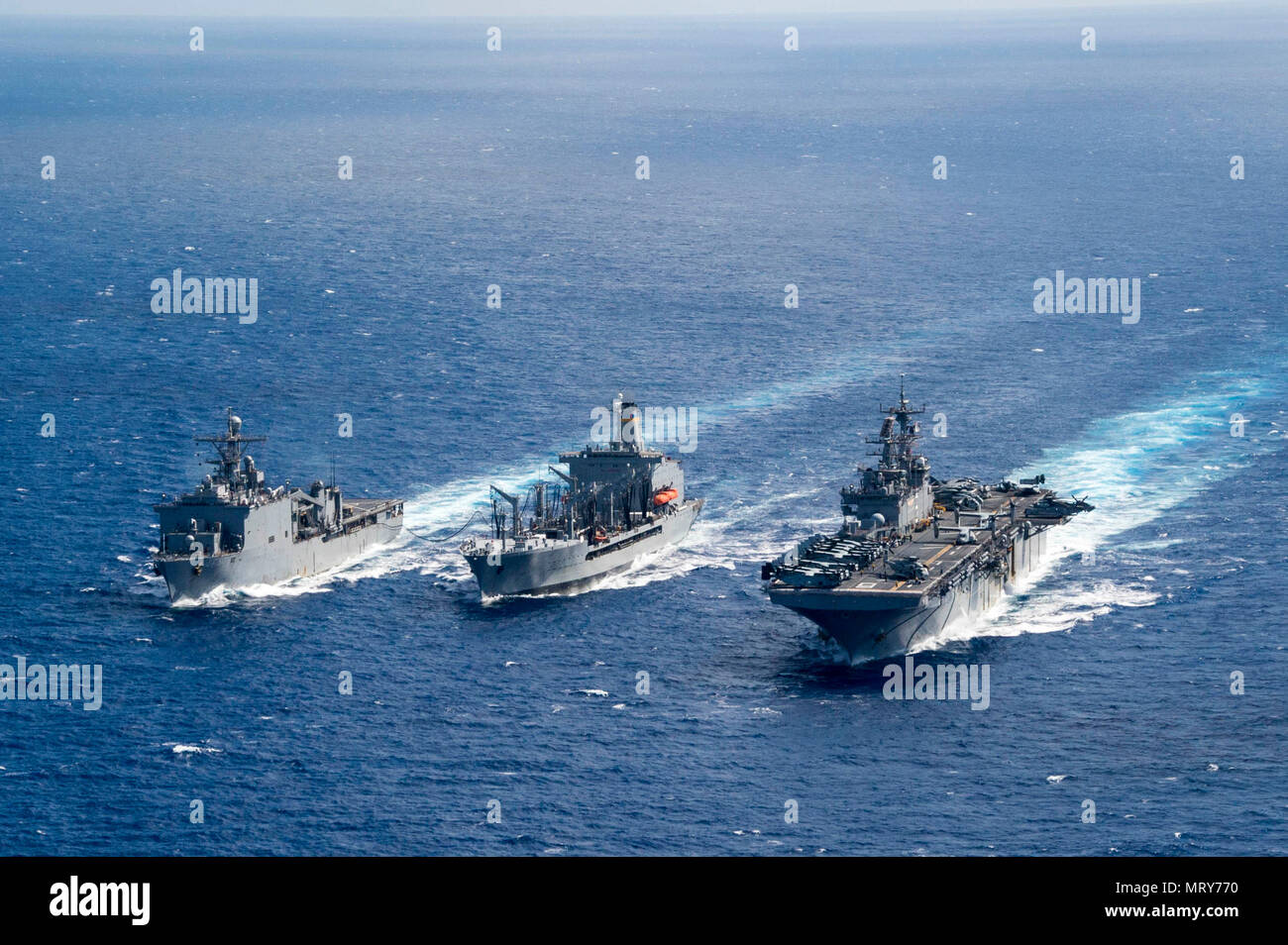 170710-N-DL434-174 CORAL SEA (10 juillet 2017) Le navire d'assaut amphibie USS Bonhomme Richard (DG 6) aux côtés de transits la Henry J. Kaiser-reconstitution de la flotte classe oiler USNS John Ericsson (T-AO 194) et le navire de débarquement amphibie USS Ashland dock (LSD 48) au cours d'un ravitaillement en mer pendant 17 Sabre Talisman. Bonhomme Richard, fait partie d'une U.S.-groupe expéditionnaire Australie-Nouvelle-Zélande, subit une série de scénarios qui permettront d'accroître les compétences de la marine dans l'exploitation de l'eau contre les menaces et de confrontation dans sa mission première de lancer à terre dans les forces maritimes Banque D'Images