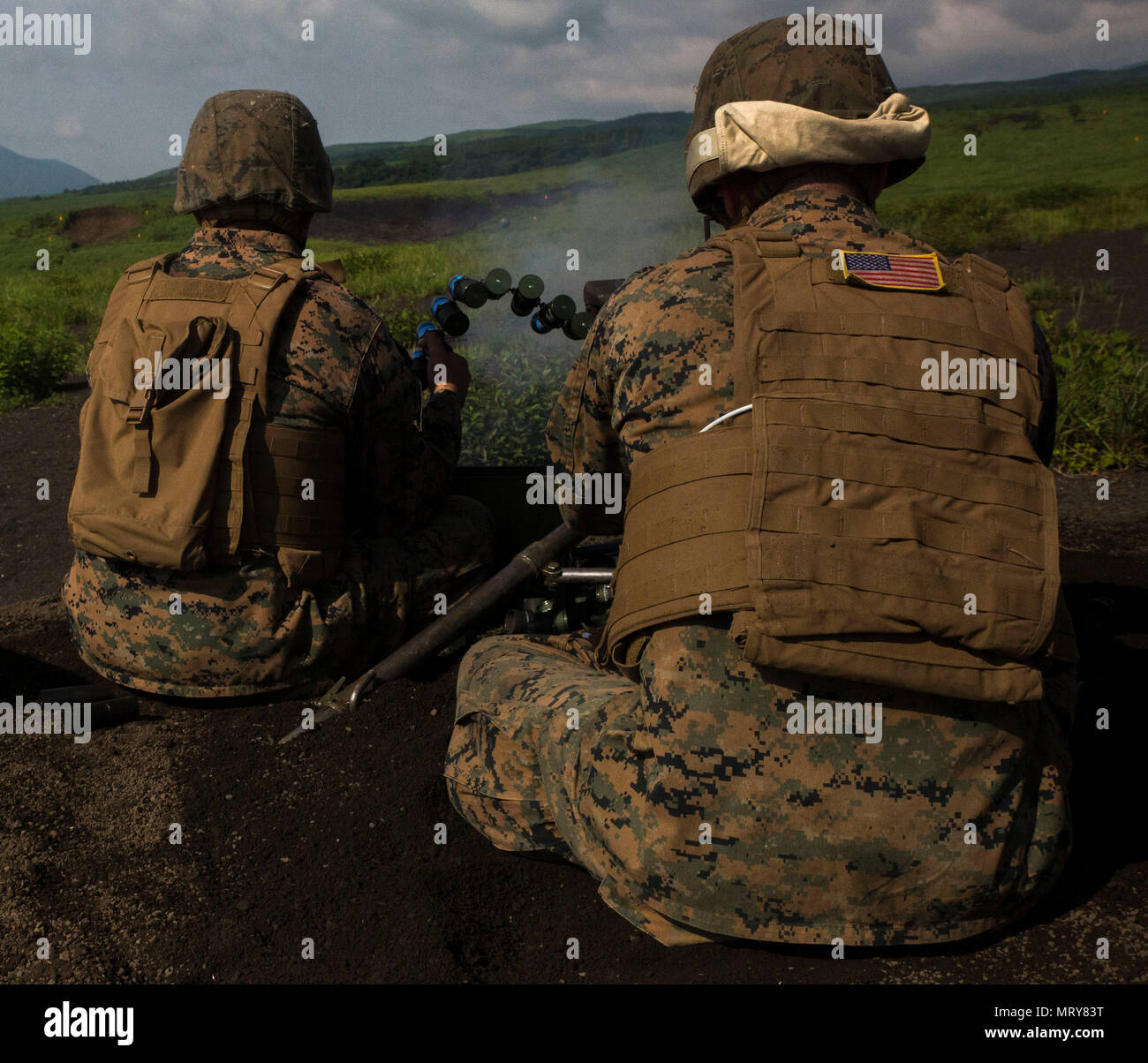 Un Marine U.S. Marine avec l'Escadron de soutien de l'aile (MWSS) 171, basée à Iwakuni Marine Corps Air Station, tire une Mark 19 lance-grenades de 40 mm machine gun au cours de la phase deux de la colère de l'Aigle 2017 au Centre de formation interarmes Fuji Camp, Japon, Juillet 7, 2017. La deuxième phase consistait à mener des exercices de tir réel pour donner MWSS-171 les connaissances et la confiance nécessaires pour utiliser les systèmes d'armes nucléaires de manière efficace dans un environnement de déploiement. (U.S. Marine Corps photo par Lance Cpl. Stephen Campbell) Banque D'Images