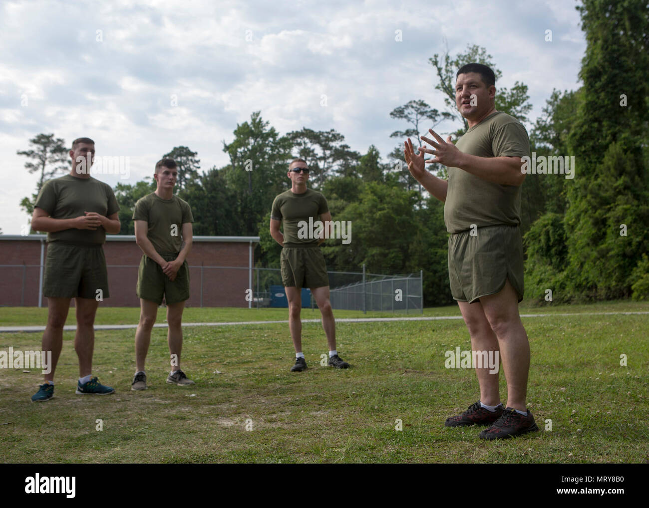 Caméra de combat des Marines américains avec unit dans la région de Camp Lejeune recevoir coffre bref pendant 5K run memorial sur Camp Lejeune, en Caroline du Nord, le 11 mai 2017. Le mémorial a été organisé en l'honneur de Cpl. Sara Medina et lance le Cpl. Jacob Hug décédé le 12 mai 2015 dans un accident d'hélicoptère pendant les opérations de secours humanitaire au Népal après un séisme dévastateur. Banque D'Images