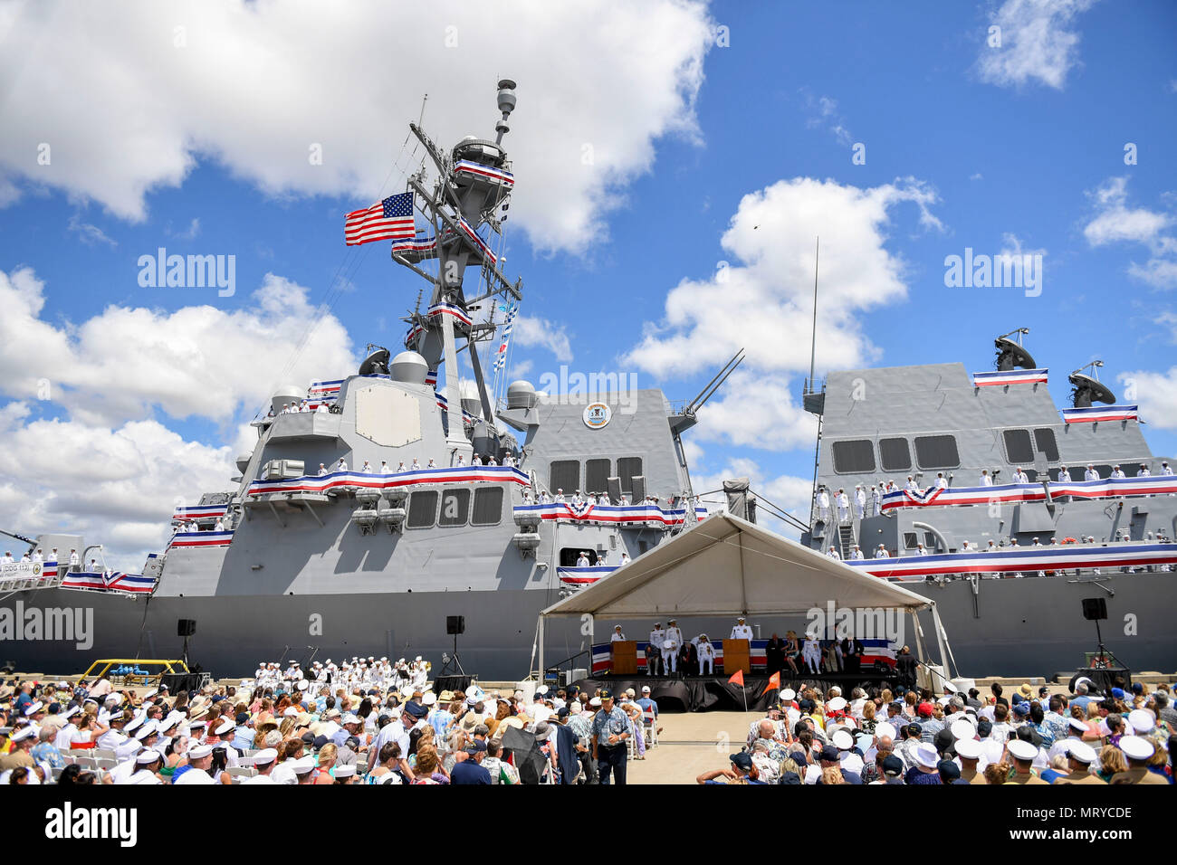 170715-N-WM477-0233 -- PEARL HARBOR (15 juillet 2017) l'équipage de la Marine, de la classe Arleigh Burke destroyer lance-missiles USS John Finn (DDG 113) amène le navire à la vie au cours de sa cérémonie de mise en service. DDG 113 est nommé en l'honneur de le Lieutenant John William Finn, qui comme un chef d'ordnanceman l'aviation a été le premier membre de nos forces armées pour gagner la médaille d'honneur lors de la Seconde Guerre mondiale, pour héroïsme au cours de l'attaque sur Pearl Harbor. (U.S. Photo par marine Spécialiste de la communication de masse Aiyana Paschal) Banque D'Images