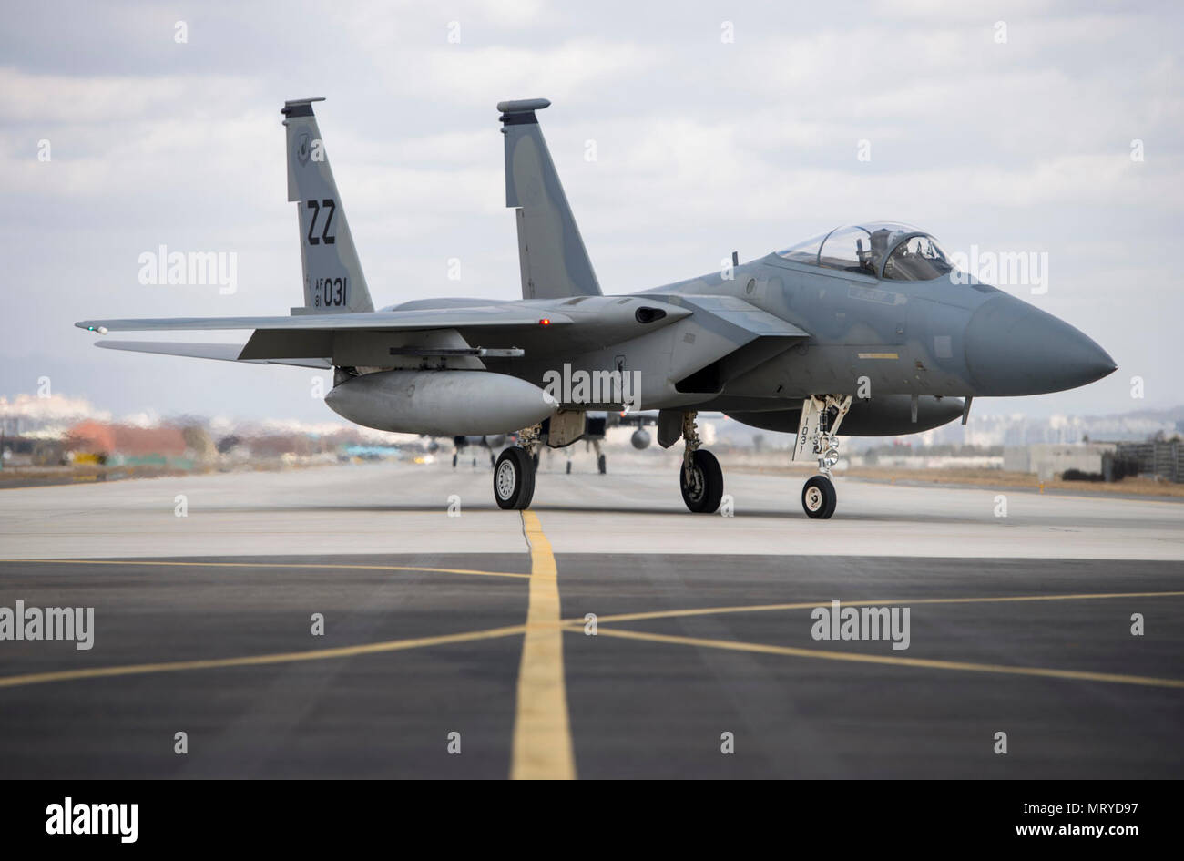 Un F-15 de Kadena Air Base, le Japon, les taxis pour le décollage à la base aérienne de Gwangju, République de Corée, 04 déc., 2017. Les chasseurs participe à l'pinensula-vaste exercice de routine, Vigilants Ace-18. Banque D'Images