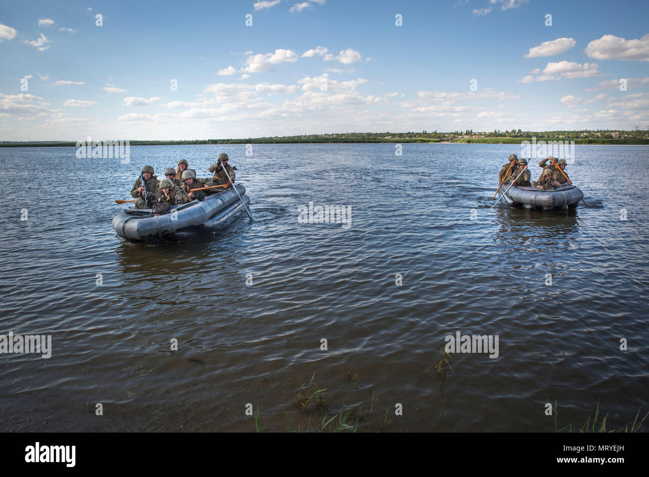 Les marines de l'Ukraine se préparent à sortir leurs bateaux Zodiac de grande valeur au cours de la formation cible, le 15 juillet, dans Shirokyi Lan, l'Ukraine, au cours de l'exercice Sea Breeze 2017. Brise de Mer est une aux États-Unis et l'Ukraine co-organisé l'exercice maritime multinational qui s'est tenue à la mer Noire et est conçu pour améliorer l'interopérabilité des pays participants et de renforcer la sécurité maritime dans la région. (U.S. Marine Corps photo par le s.. Marcin Platek/libérés) Banque D'Images