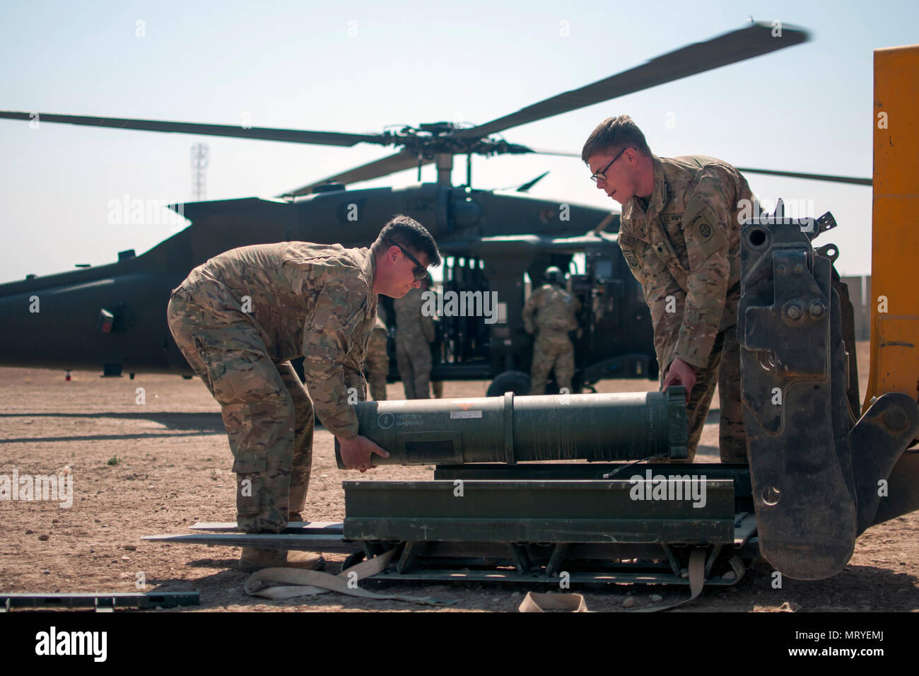 Les parachutistes, avec Charlie Batterie, 2e Bataillon, 319e Régiment d'artillerie de l'air, 82e Division aéroportée, munitions de charge sur un UH-60 Black Hawk à base d'Shalalot, l'Iraq le 6 juillet 2017, à l'appui des opérations de combat dans la région de Mossoul. Le carburant, de munitions et de vie essentiels nécessaires pour soutenir la lutte contre ISIS dans l'armée américaine Commande Centrale zone d'activité sont fournis par la Réserve de l'Armée américaine Des soldats du 316e commandement expéditionnaire (Soutien), agissant en tant que 1er commandement de soutien (Théâtre) Poste de commandement opérationnel, au Camp Arifjan, au Koweït. La 1ère TSC Banque D'Images