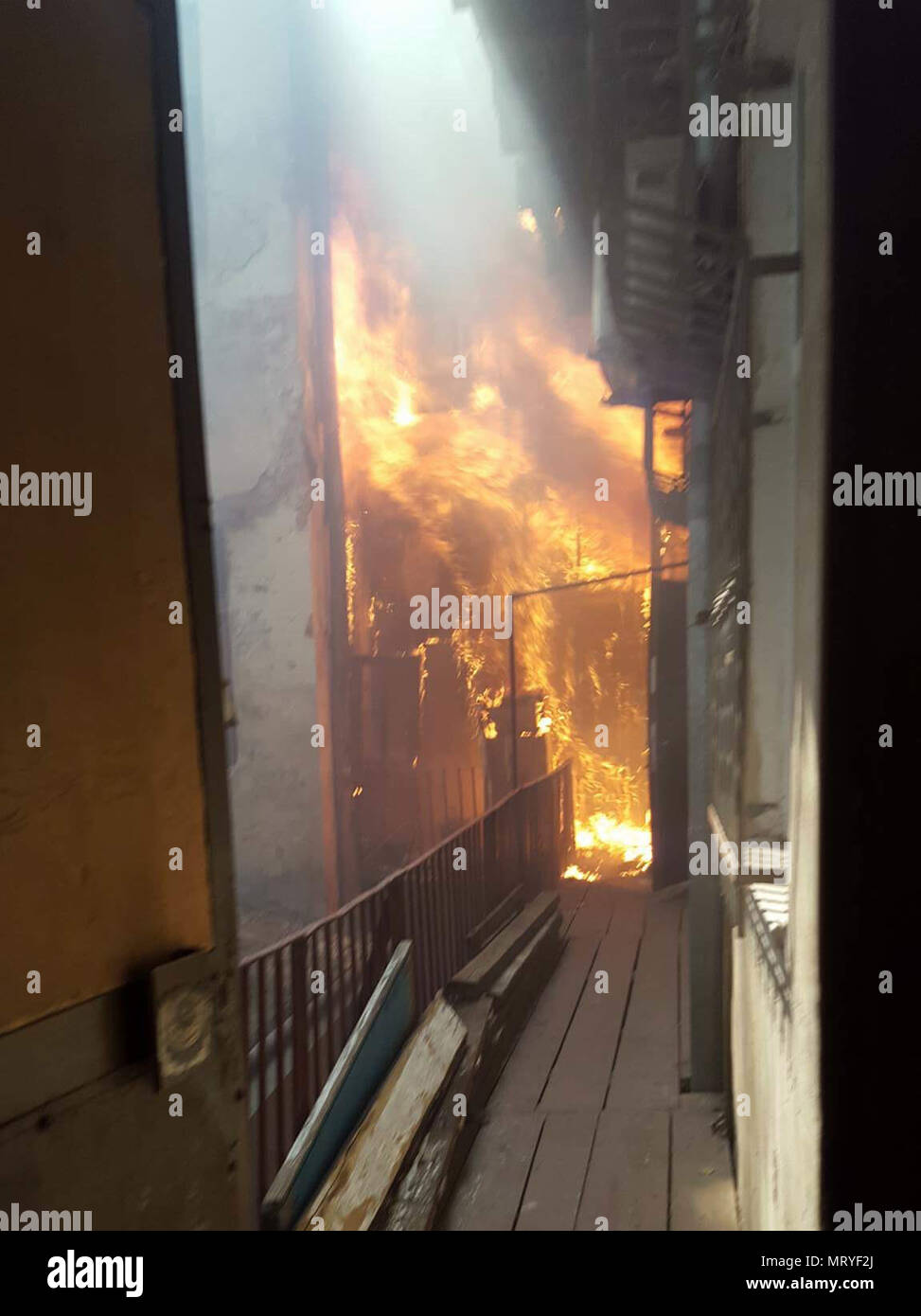 La 45th Infantry Brigade combat Team est une unité de la Garde nationale de l'Oklahoma connue sous le nom de Thunderbirds. L’image d’archive documente des soldats qui ont aidé des civils lors d’un incendie d’appartement à Lviv, en Ukraine, alors qu’ils étaient déployés à l’appui du Groupe multinational conjoint de formation-Ukraine, démontrant un soutien d’intervention d’urgence parallèlement aux opérations de formation. Banque D'Images