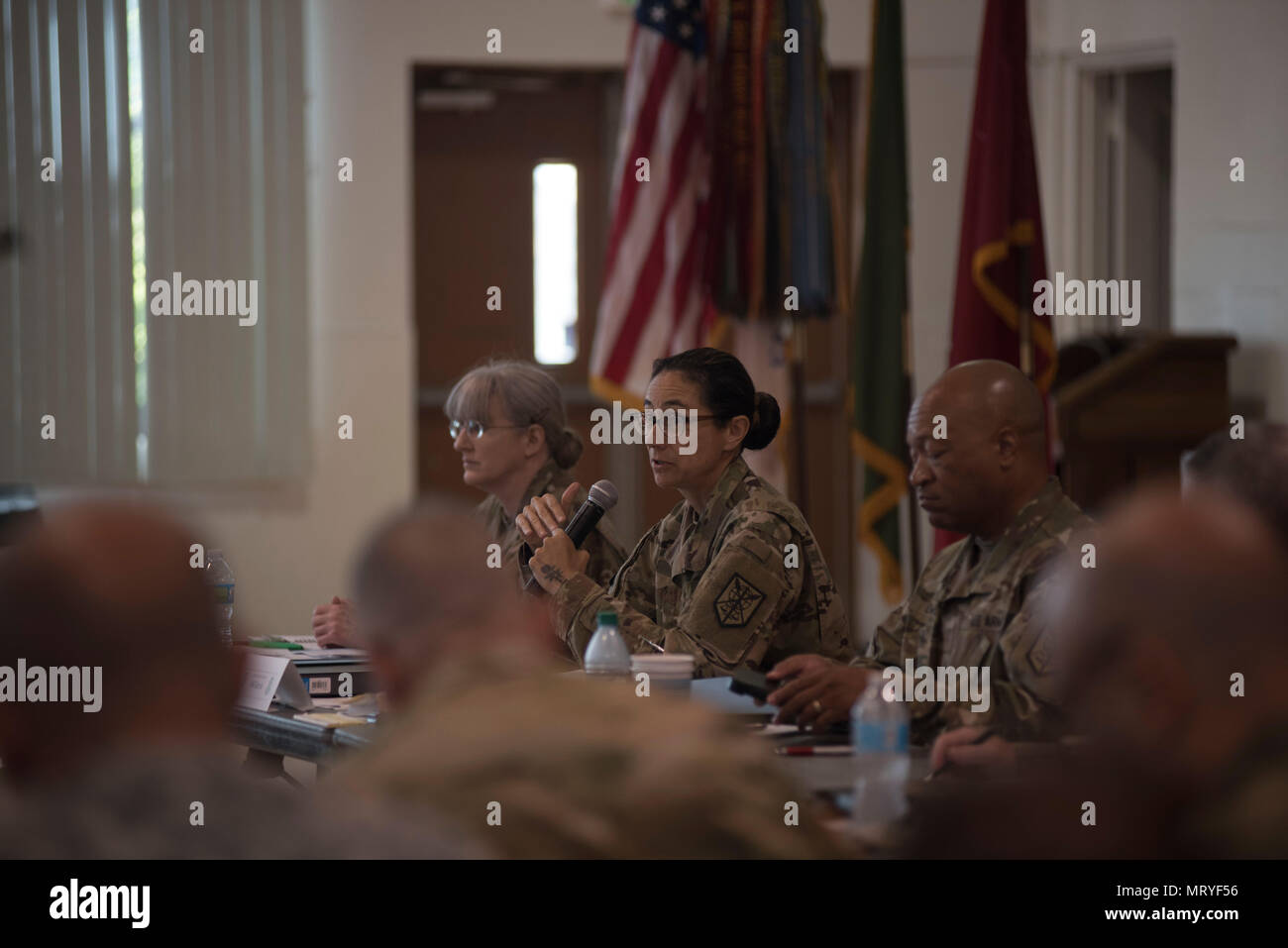 Le général de Marion Garcia (centre), général commandant de la 200e commande de la Police militaire, discute de ses priorités pour les dirigeants de ses unités subordonnées au cours d'une conférence à McGill Centre de formation à Fort Meade, Maryland, le 15 juillet 2017. Le 200e commande MP a organisé une réunion d'information formation trimestrielle conférence à Fort Meade du 15 au 17 juillet, afin d'établir une stratégie sur les besoins futurs de la commande MP, et la façon dont ils favorisent l'US Army Reserve Command met l'accent sur la préparation au combat. "Là où nous allons, n'est pas là où nous avons été, a déclaré Garcia, et constamment rappelé que le leadership de l'unité participant, regardl Banque D'Images