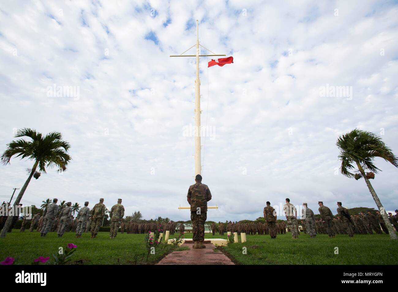 L'île de Tongatapu (Tonga) - Les Marines américains et les marins à la Task Force 17 Koa Moana, Tonga, les Forces armées de Sa Majesté, les soldats français et les membres de la Force de défense néo-zélandaise au garde à vous comme un drapeau est soulevée au cours de la cérémonie d'ouverture de l'exercice TAFAKULA 17 juillet sur l'île de Tongatapu (Tonga). Cette cérémonie marque le début de deux semaines de formation d'infanterie et de l'application de la loi entre les forces armées. (U.S. Marine Corps Photo par le Sgt. Douglas D. Simons) Banque D'Images