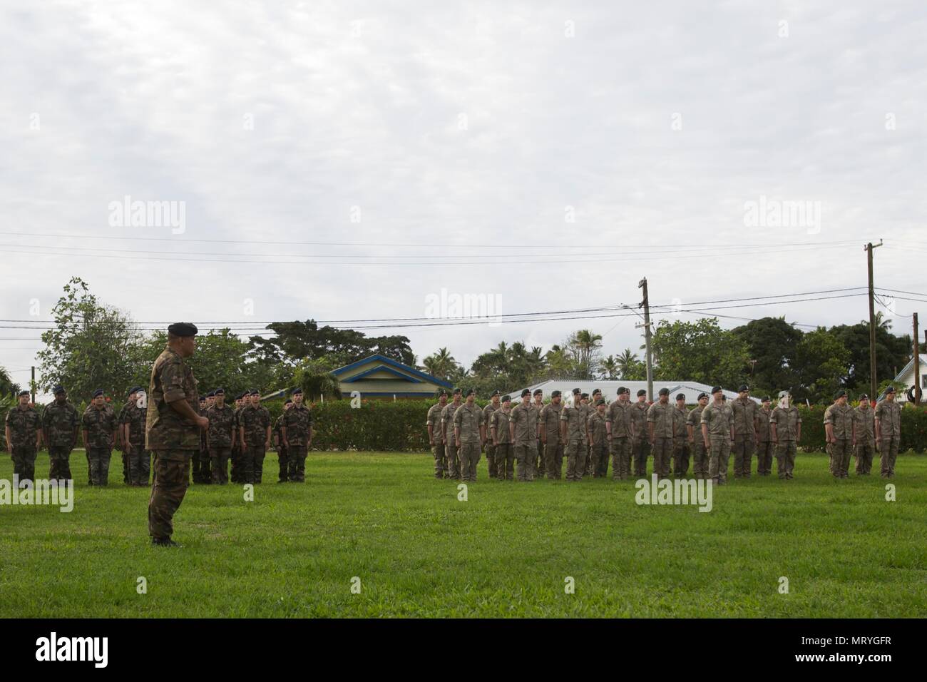 L'île de Tongatapu (Tonga) - Le Lieutenant-colonel Seigneur Ve'ehala, chef d'opérations conjointes, les Forces armées de Sa Majesté, donne ouverture au cours de la cérémonie d'ouverture de l'exercice TAFAKULA 17 juillet sur l'île de Tongatapu (Tonga). Cette cérémonie marque le début de deux semaines de formation d'infanterie et de l'application de la loi entre les Marines américains et les marins, les Tonga, les Forces armées de Sa Majesté, les soldats français et les Forces de défense. (U.S. Marine Corps Photo par le Sgt. Douglas D. Simons) Banque D'Images