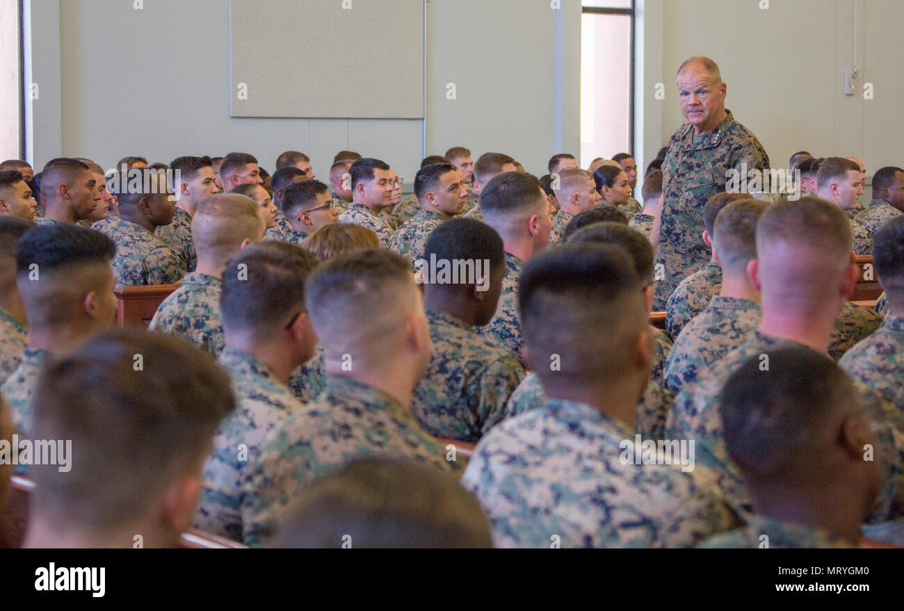 Commandant de la Marine Corps le général Robert B. Neller parle de Marines au Marine Corps Air Station Yuma (Arizona), le 17 juillet 2017. Neller parle de la Marine sur la façon dont ils devraient traiter les uns les autres et l'importance de notre culture. (U.S. Marine Corps photo par le Cpl. Samantha K. Braun) Banque D'Images