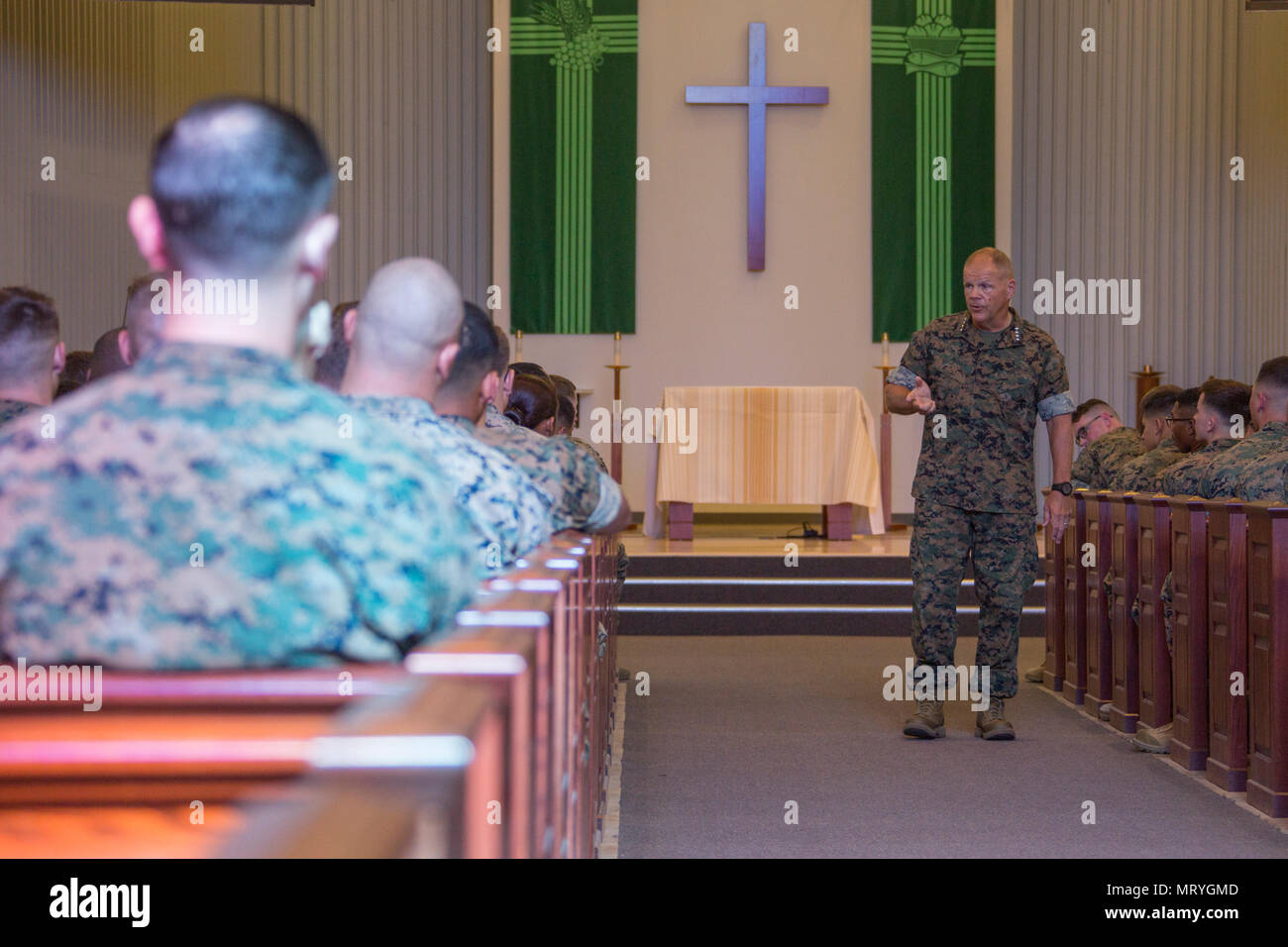 Robert B. Neller (né en 1953) était le 37e commandant du corps des Marines de 2015 à 2019. Le 17 juillet 2017, il s'adresse aux Marines à la Marine corps Air Station Yuma, Arizona, discutant des normes de conduite et de la culture du Marine corps. L'image d'archive documente l'adresse officielle livrée à l'installation. Banque D'Images