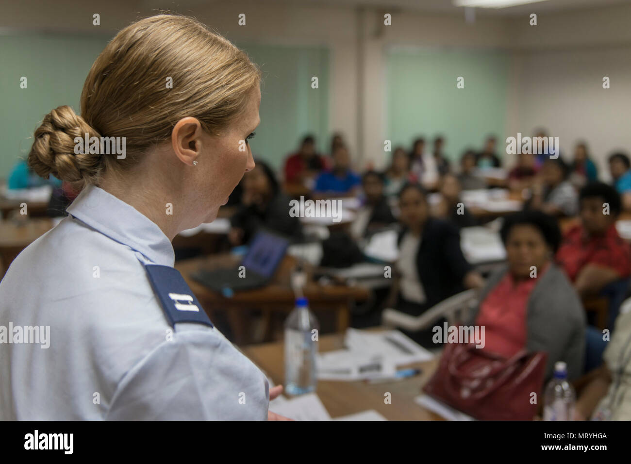 Le capitaine de l'US Air Force, Britt Ambre un agent de santé publique avec le 18e Escadron de médecine aérospatiale à Kadena Air Base, Japon, partage son expérience avec les éclosions de tuberculose et les moyens qu'elle est utilisée pour contrôler la maladie au cours d'un objet change en Ba, les Fidji, le 14 juillet 2017. Britt a dit l'expérience est essentielle en ces temps où la majorité des pays à travers le monde dépendent les uns des autres, en particulier pour la prévention des épidémies virales. Cet Ange du Pacifique lui a donné l'occasion de partager trucs et astuces avec les homologues fidjiens et construire les relations avec les professions de santé Banque D'Images